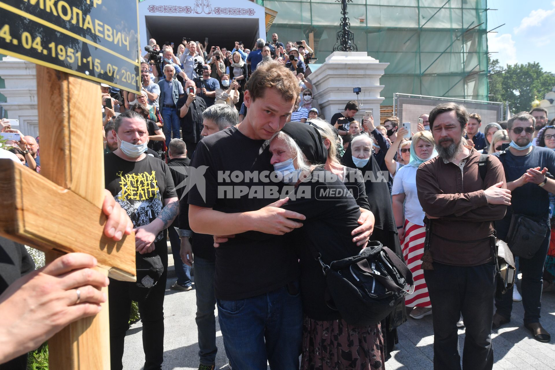 Москва. Вдова актера и музыканта Петра Мамонова Ольга и сын Иван (в центре) во время церемонии прощания с актером и музыкантом Петром Мамоновым на территории Донского монастыря.