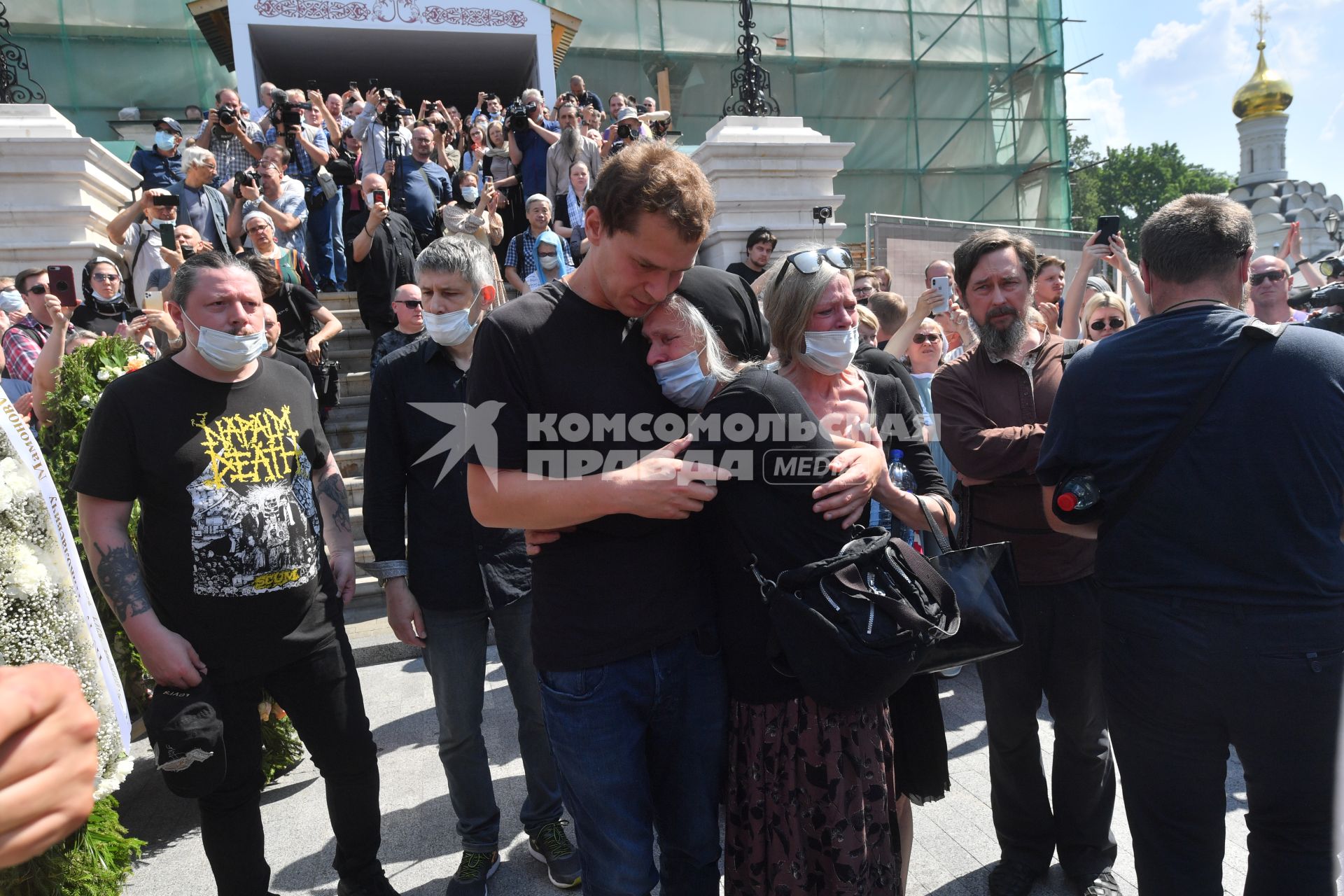 Москва. Вдова актера и музыканта Петра Мамонова Ольга и сын Иван (в центре) во время церемонии прощания с актером и музыкантом Петром Мамоновым на территории Донского монастыря.