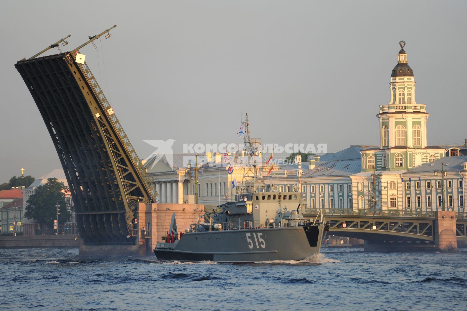 Санкт-Петербург. Базовый тральщик БТ-115 во время репетиции Главного военно-морского парада на рассвете в акватории Невы.