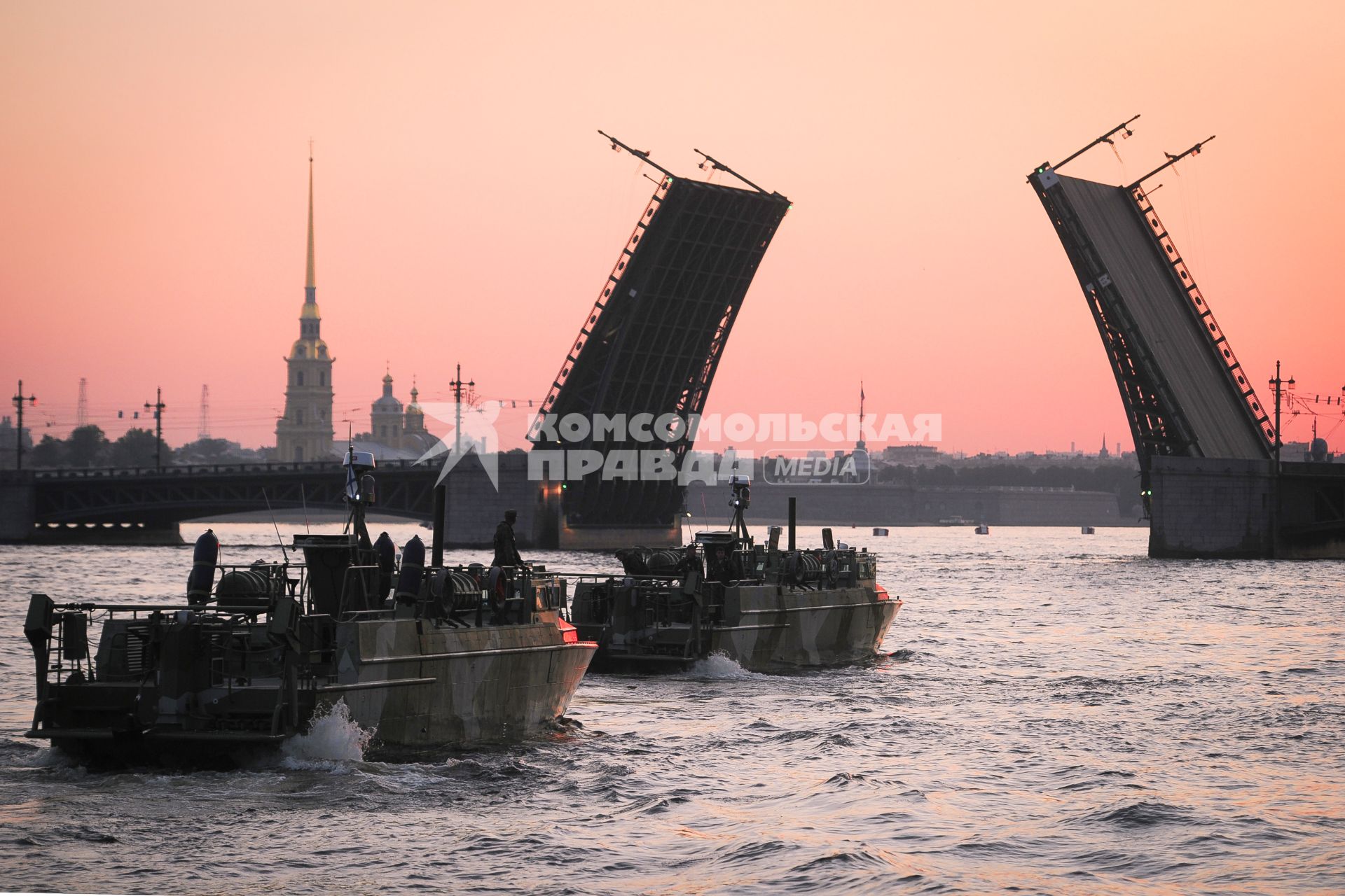 Санкт-Петербург. Репетиция Главного военно-морского парада в честь Дня Военно-морского флота России в акватории Невы.