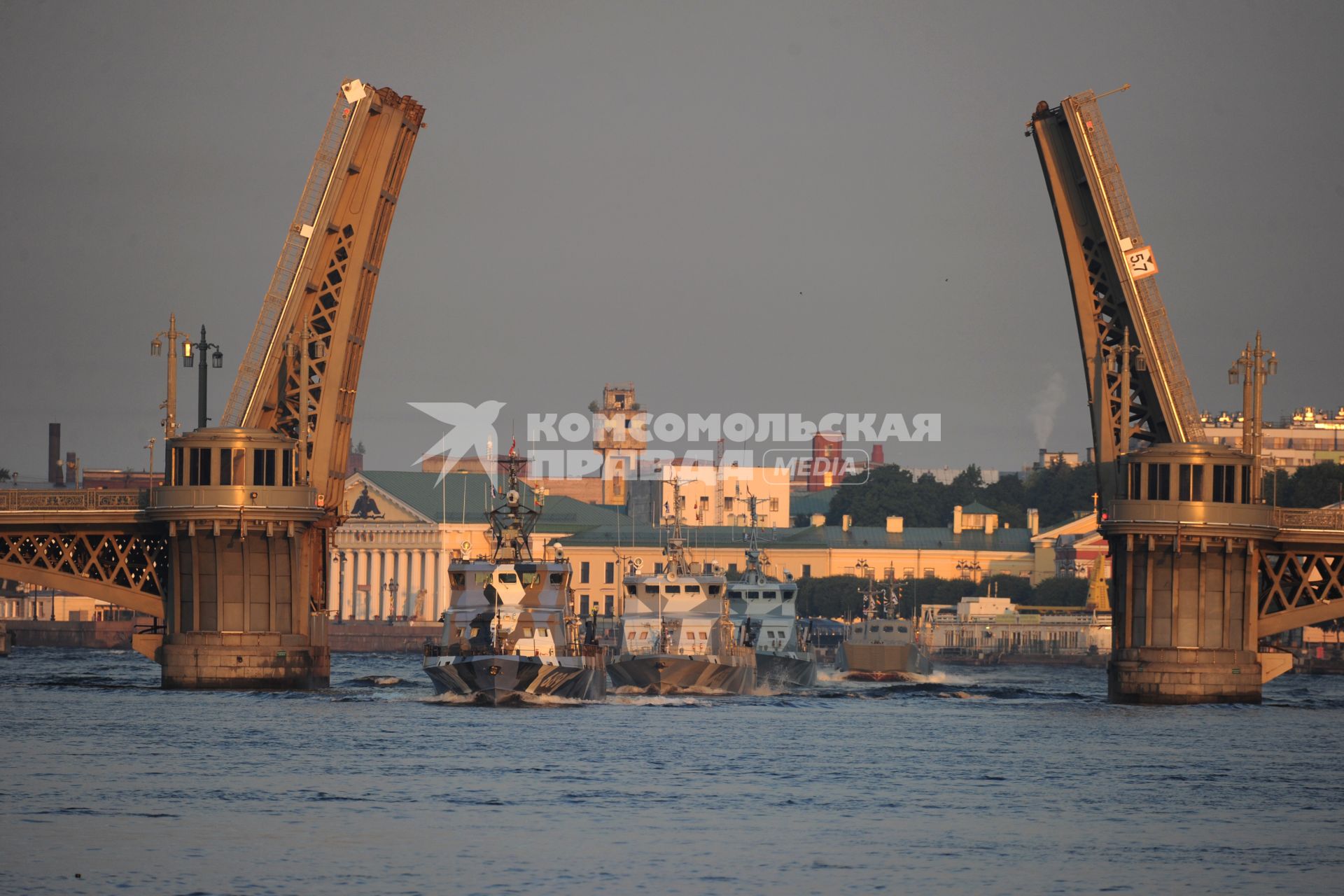 Санкт-Петербург. Репетиция Главного военно-морского парада в честь Дня Военно-морского флота России в акватории Невы.