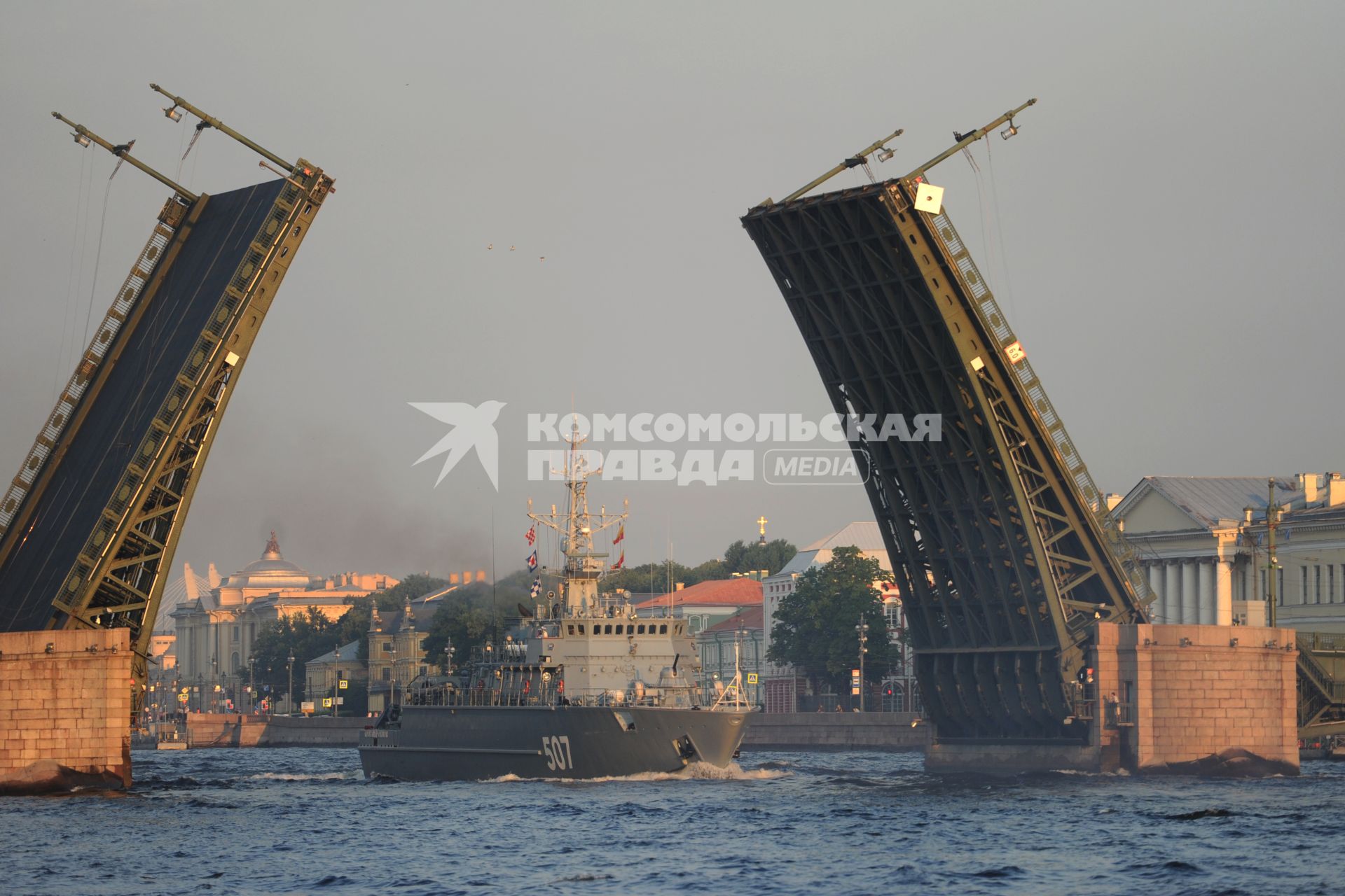 Санкт-Петербург. Морской тральщик `Александр Обухов` во время репетиции Главного военно-морского парада на рассвете в акватории Невы.