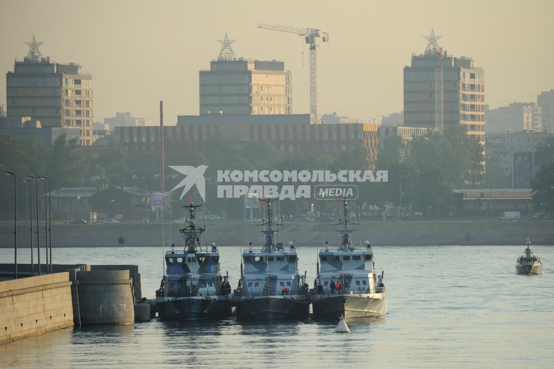 Санкт-Петербург. Военные корабли во время подготовки к параду в честь Дня Военно-Морского Флота России в акватории Невы.