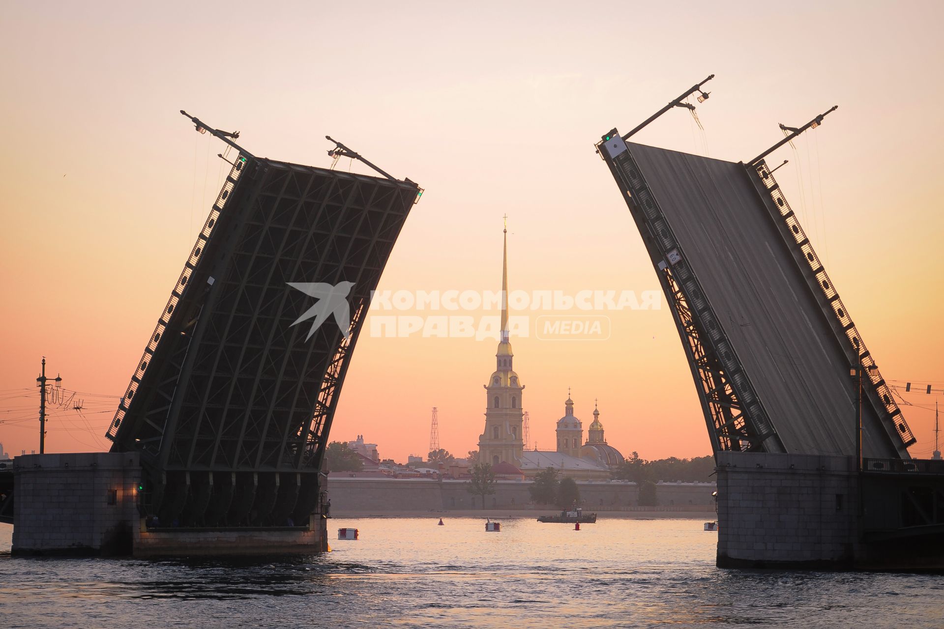 Санкт-Петербург. Вид на разведенный Дворцовый мост и на Петропавловскую крепость.