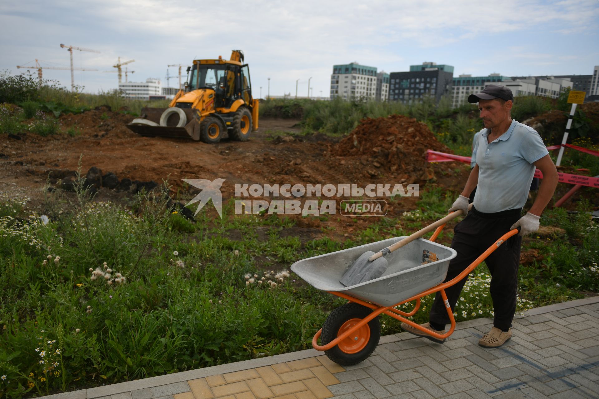 Екатеринбург. Рабочие во время прокладки коммуникаций в новом микрорайоне Солнечный