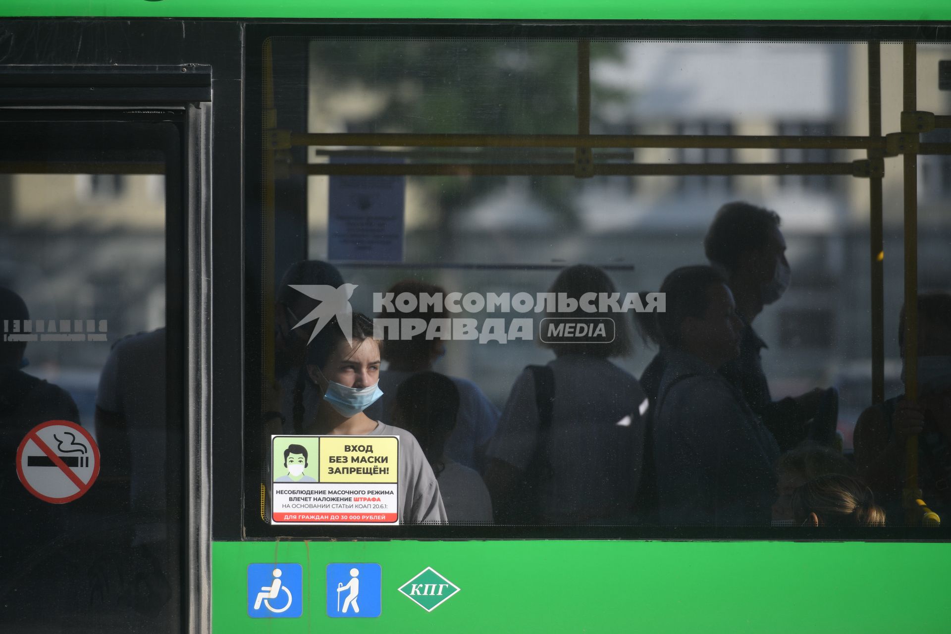 Екатеринбург. Девушка в защитной маске в салоне автобуса