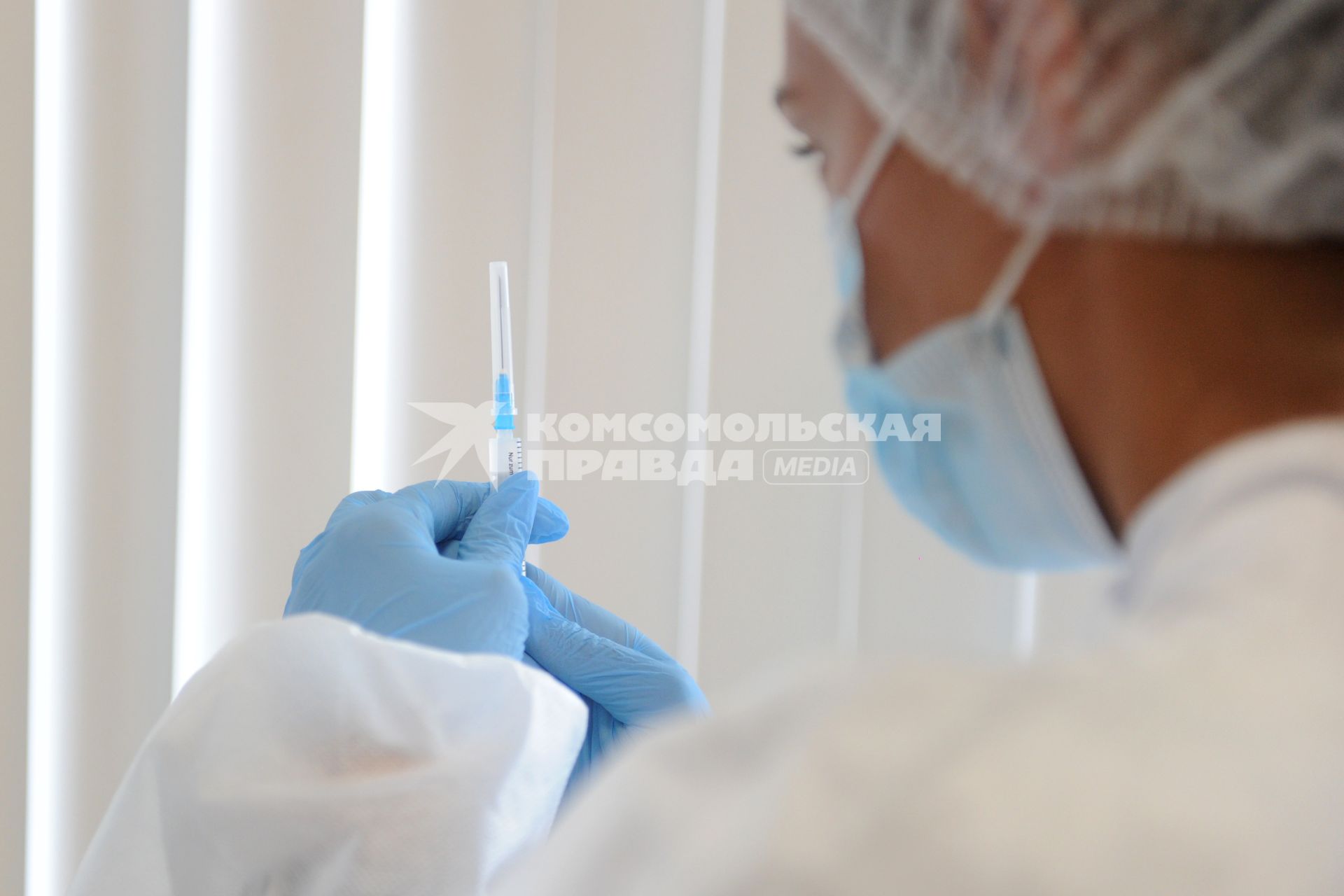 Санкт-Петербург. Медсестра набирает в шприц вакцину `КовиВак` от коронавирусной инфекции в поликлинике