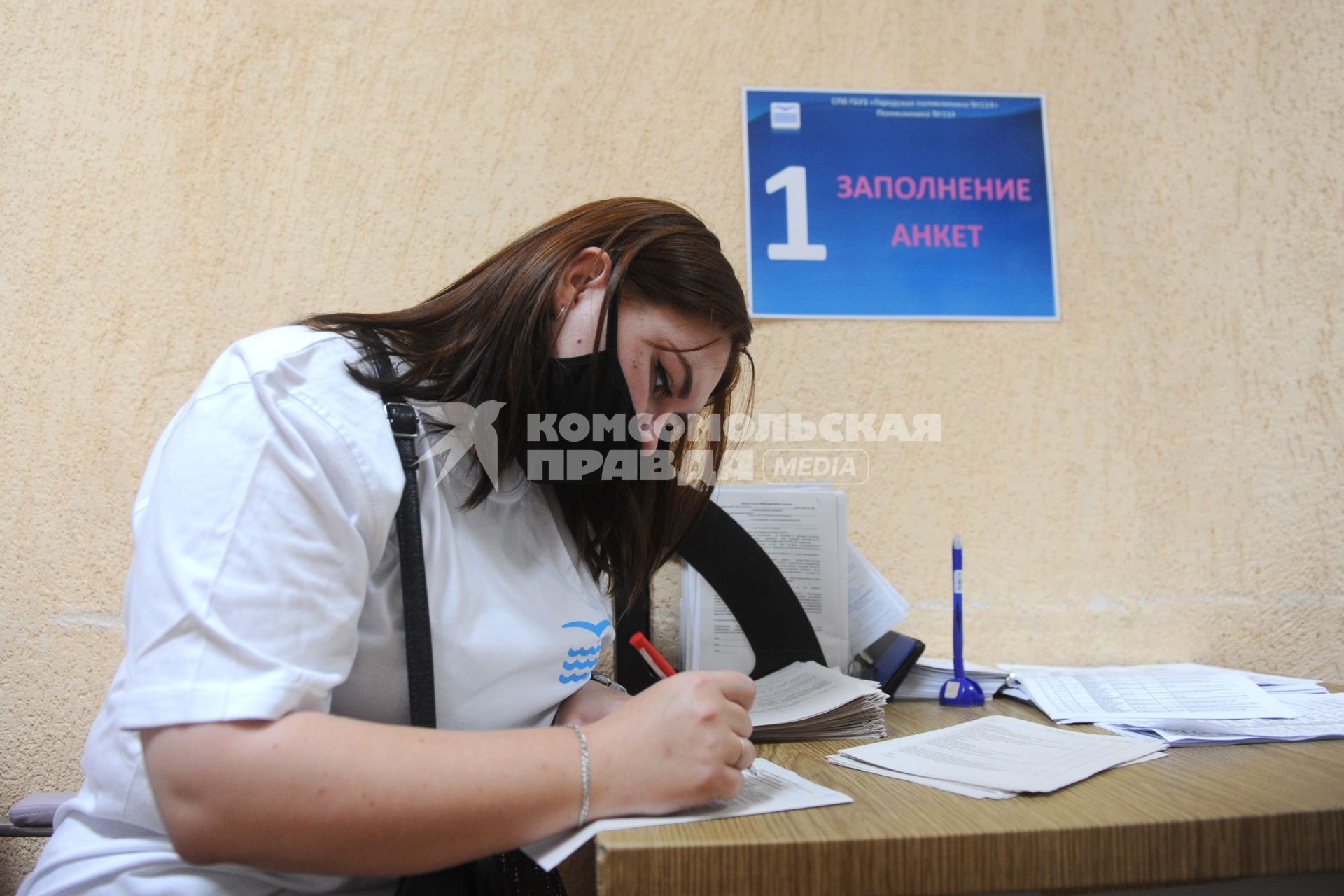 Санкт-Петербург. Активистка Приморского района заполняет анкету перед вакцинацией от коронавирусной инфекции в поликлинике