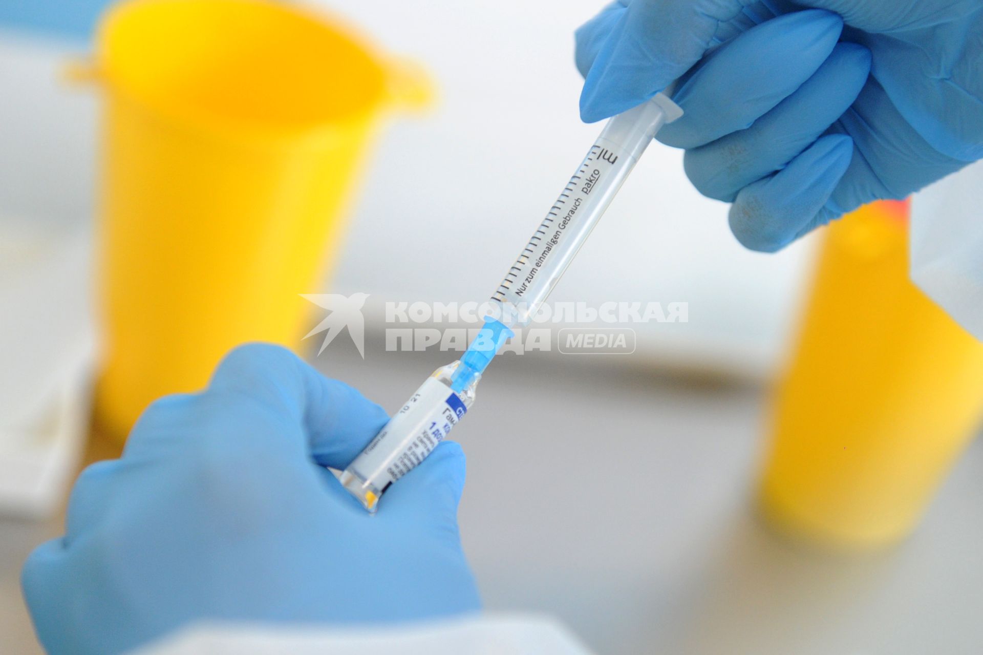 Санкт-Петербург. Медсестра набирает в шприц вакцину `Гам-Ковид-Вак` от коронавирусной инфекции в поликлинике
