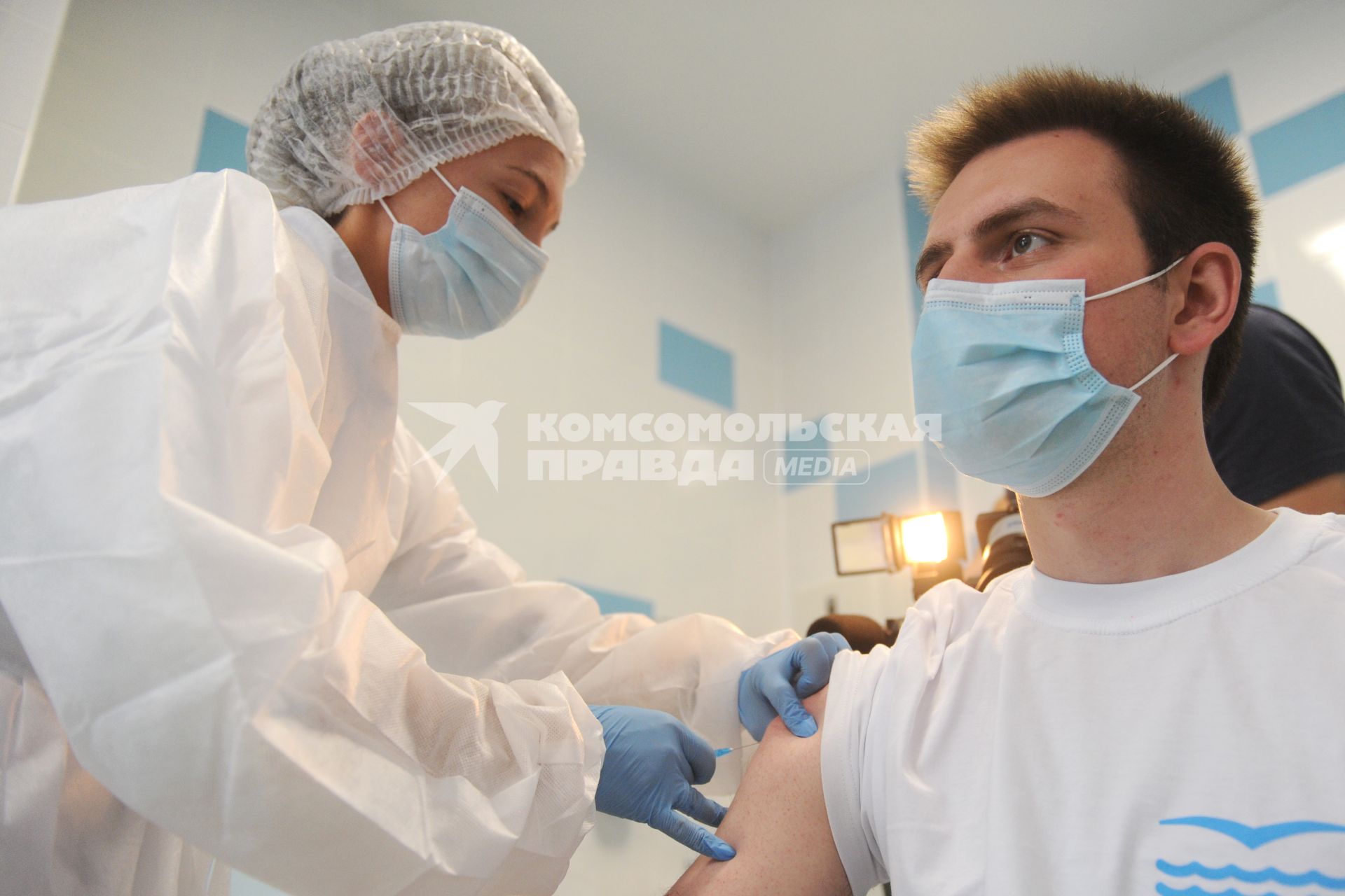 Санкт-Петербург. Медсестра делает прививку от коронавирусной инфекции активисту Приморского района в поликлинике