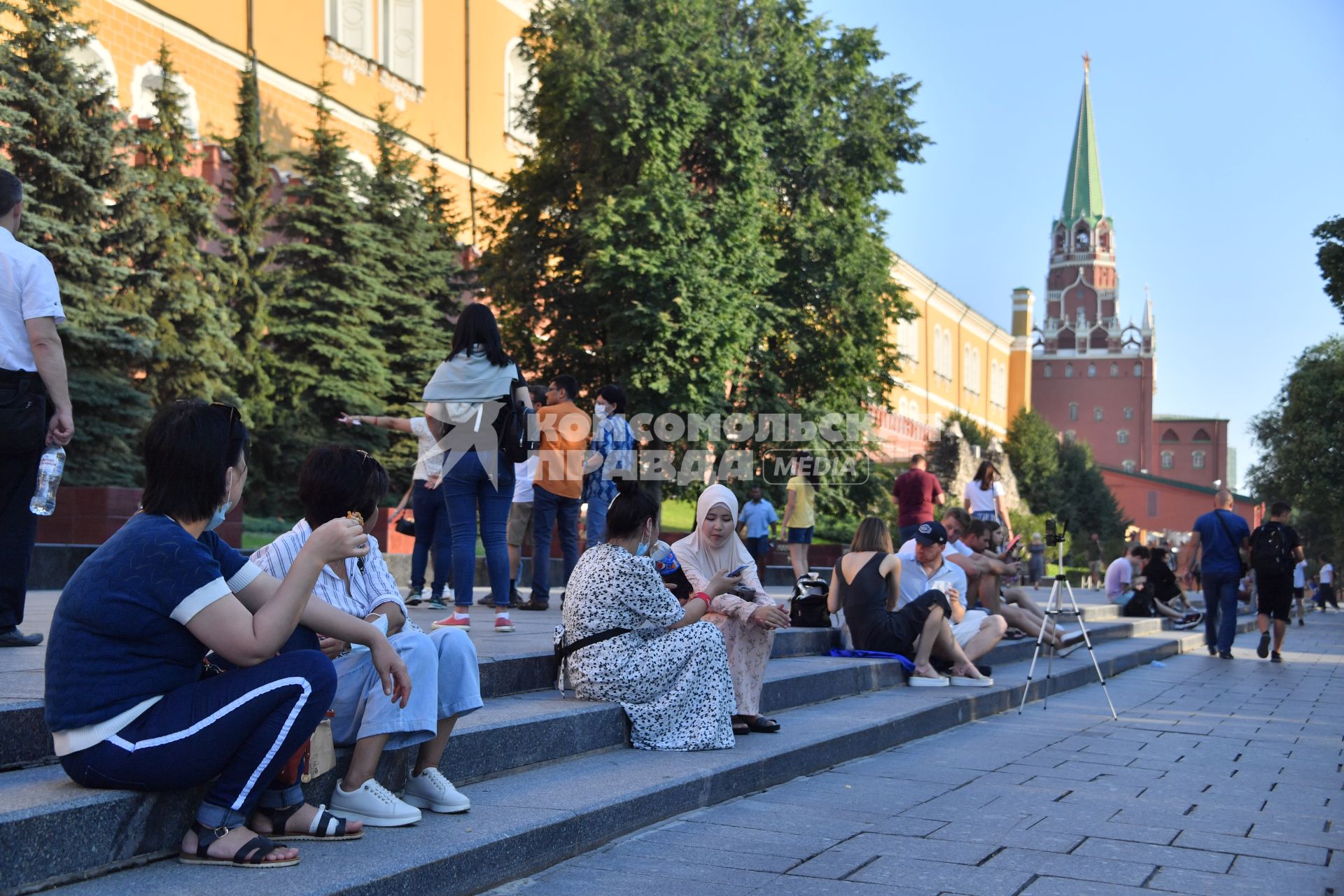 Москва. Посетители в Александровском саду.