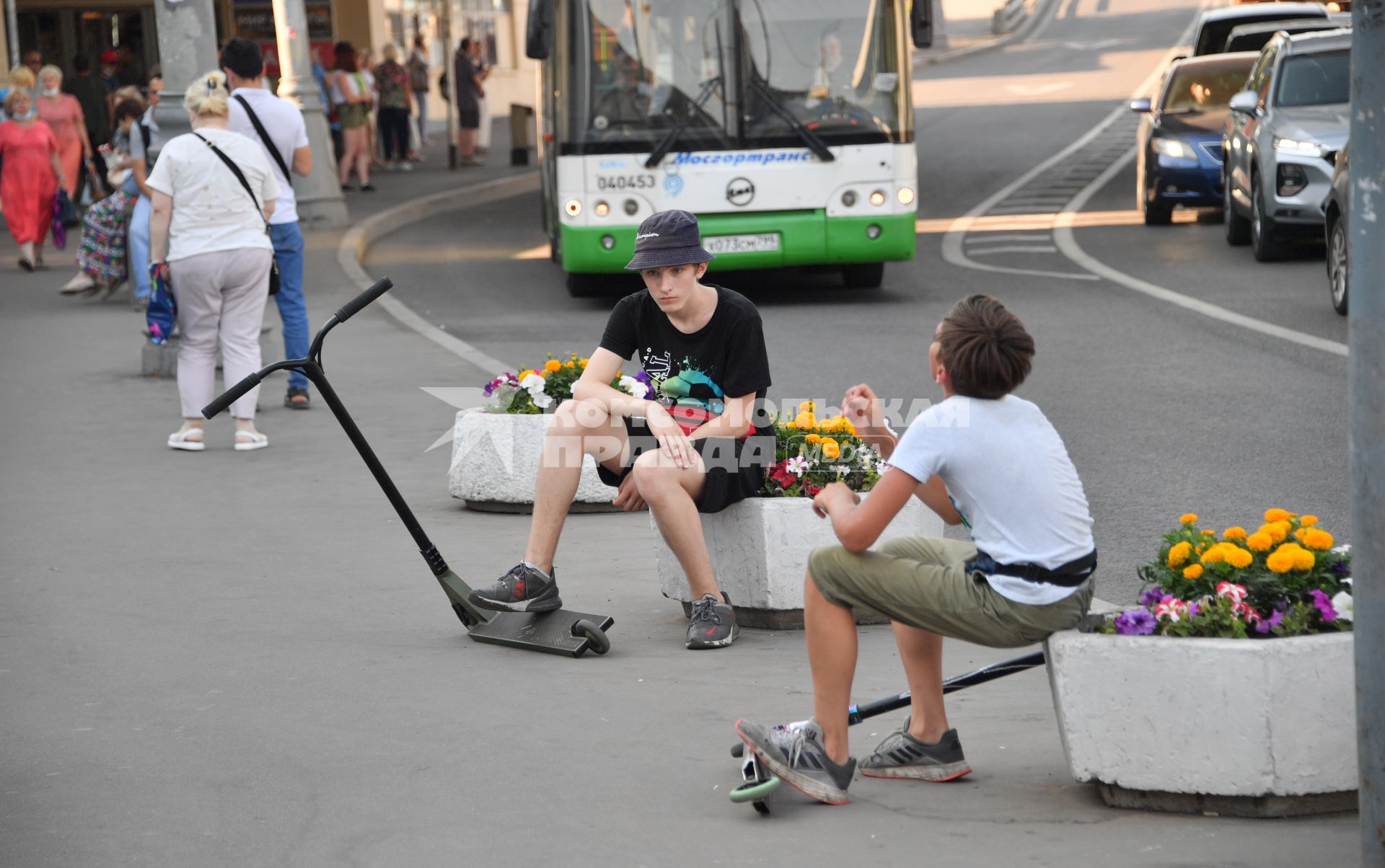 Москва. Мальчики с самокатами на одной из улиц города.