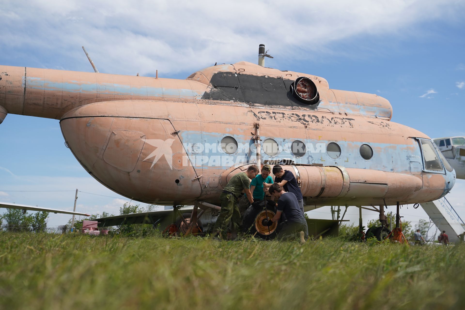 Самарская область. Советский вертолет Ми-8 на учебном аэродроме Самарского университета.