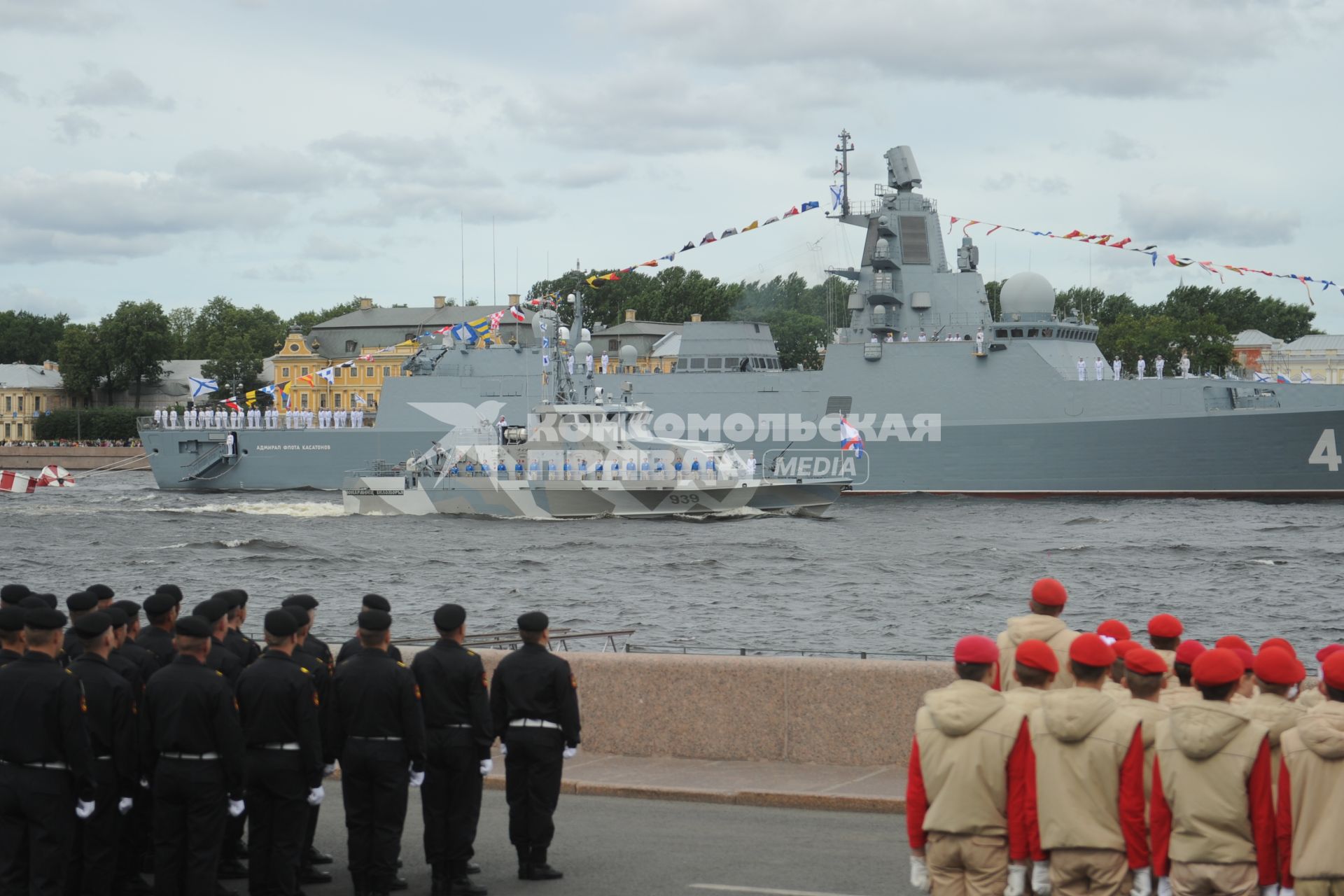 Санкт-Петербург. Противодиверсионный катер П-421 `Юнармеец Беломорья` на репетиции Главного военно-морского парада в честь Дня Военно-морского флота России в акватории Невы.