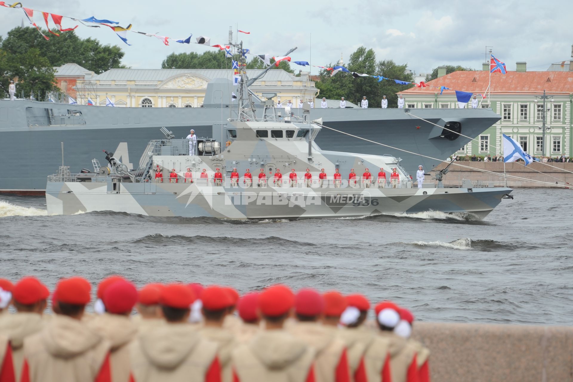 Санкт-Петербург. Противодиверсионный катер П-421 `Юнармеец Беломорья` на репетиции Главного военно-морского парада в честь Дня Военно-морского флота России в акватории Невы.