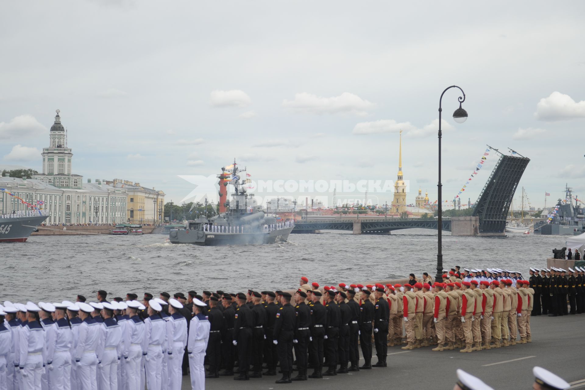 Санкт-Петербург. Большой ракетный катер Р-297 `Димитровград` во время репетиции Главного военно-морского парада на рассвете в акватории Невы.