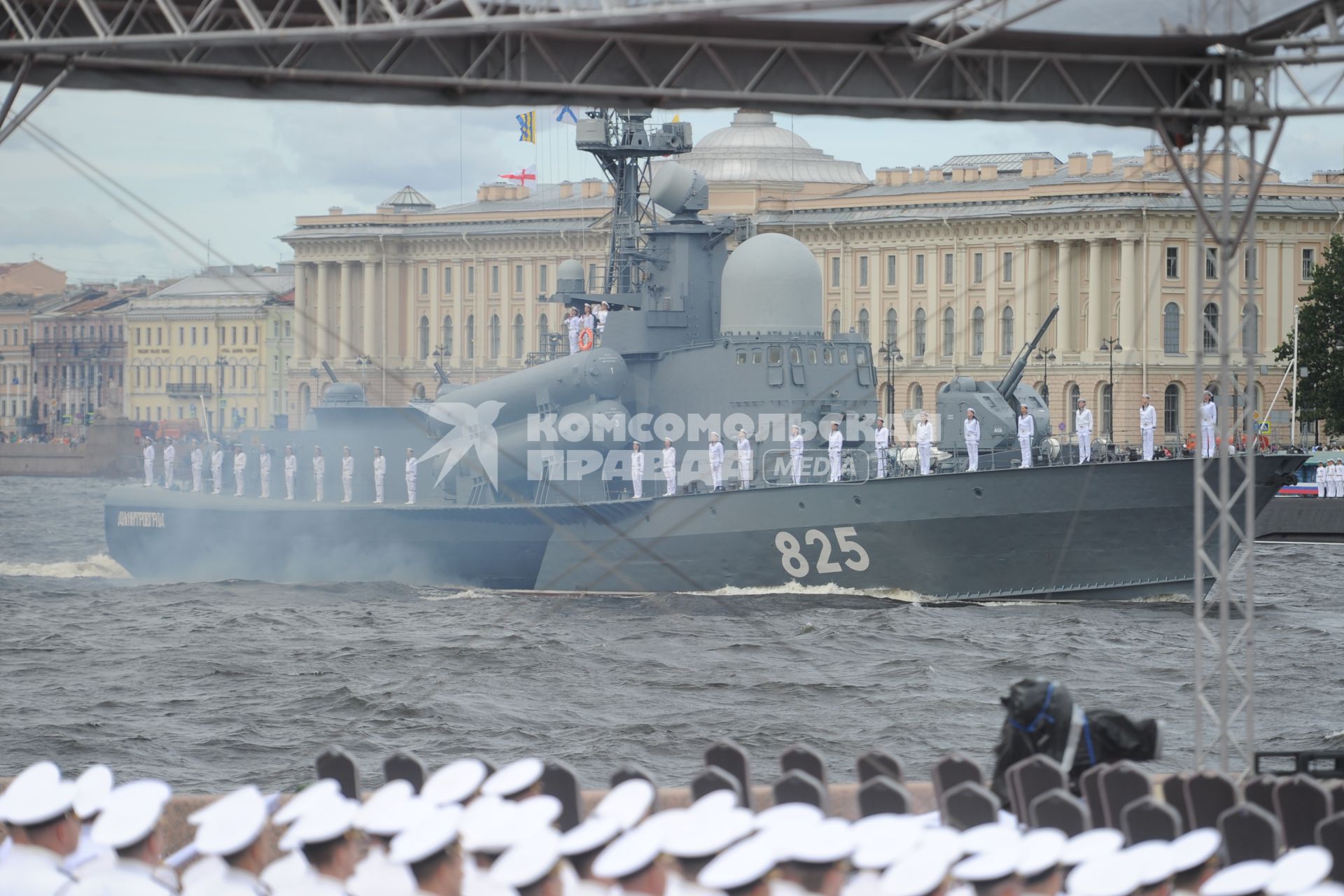 Санкт-Петербург. Большой ракетный катер Р-297 `Димитровград` во время репетиции Главного военно-морского парада на рассвете в акватории Невы.