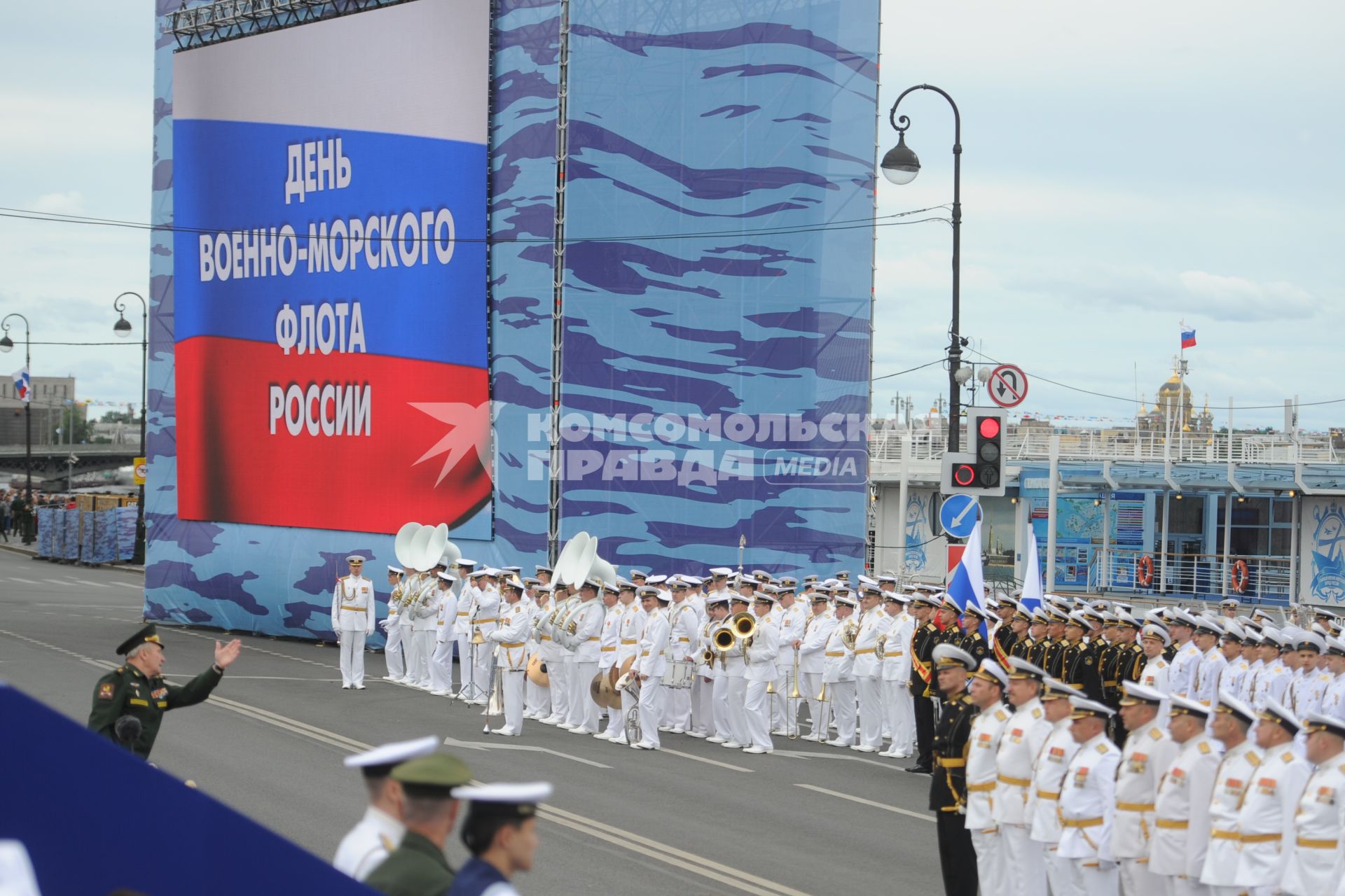 Санкт-Петербург. Военнослужащие на репетиции Главного военно-морского парада в честь Дня Военно-морского флота России в акватории Невы.