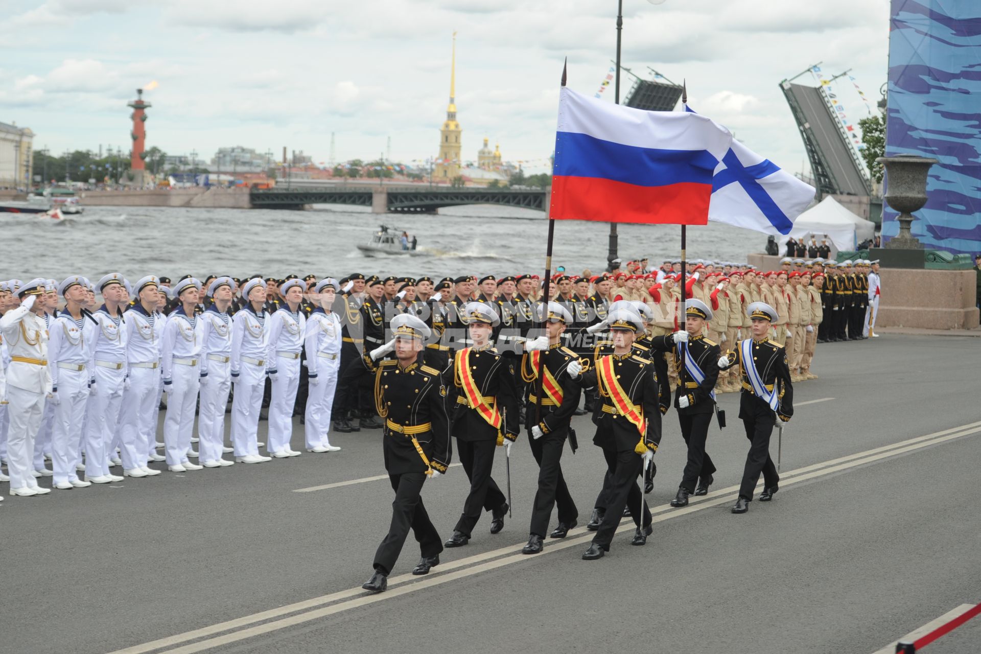 Санкт-Петербург. Военнослужащие на репетиции Главного военно-морского парада в честь Дня Военно-морского флота России в акватории Невы.