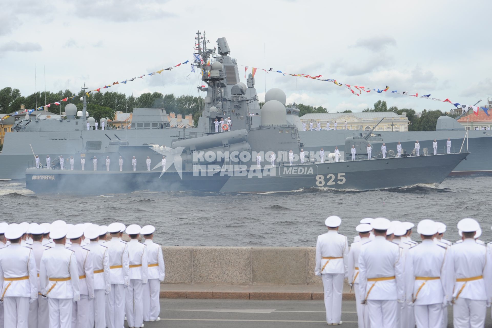 Санкт-Петербург. Большой ракетный катер Р-297 `Димитровград` во время репетиции Главного военно-морского парада на рассвете в акватории Невы.