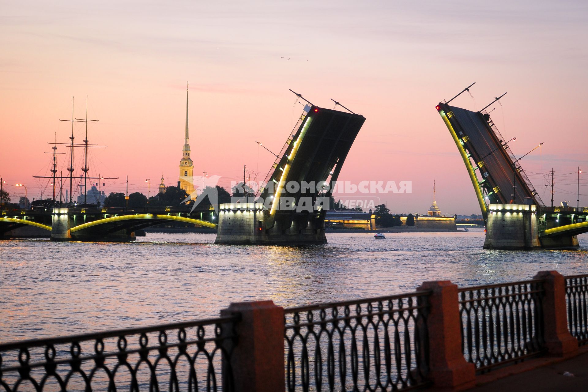 Санкт-Петербург. Вид на разведенный Дворцовый мост.