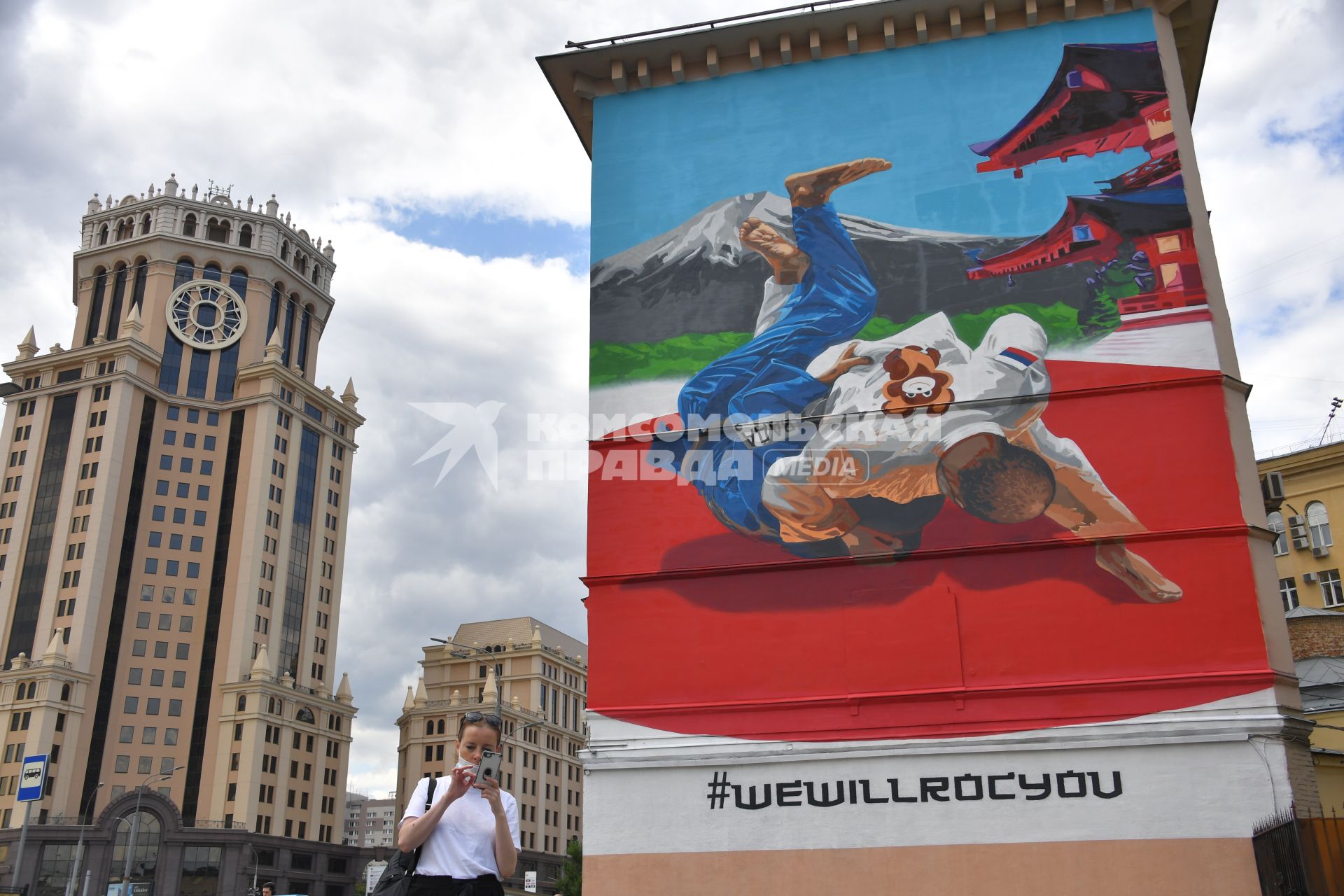 Москва. Граффити в поддержку российских спортсменов на Олимпиаде в Токио у метро Павелецкая.