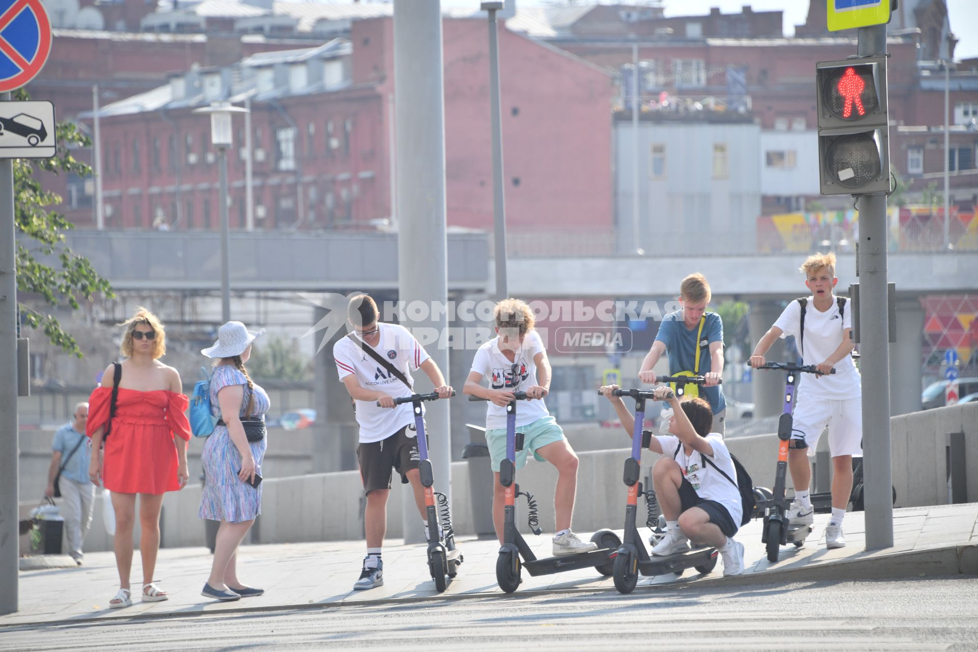 Москва. Дети с самокатами переходят улицу.