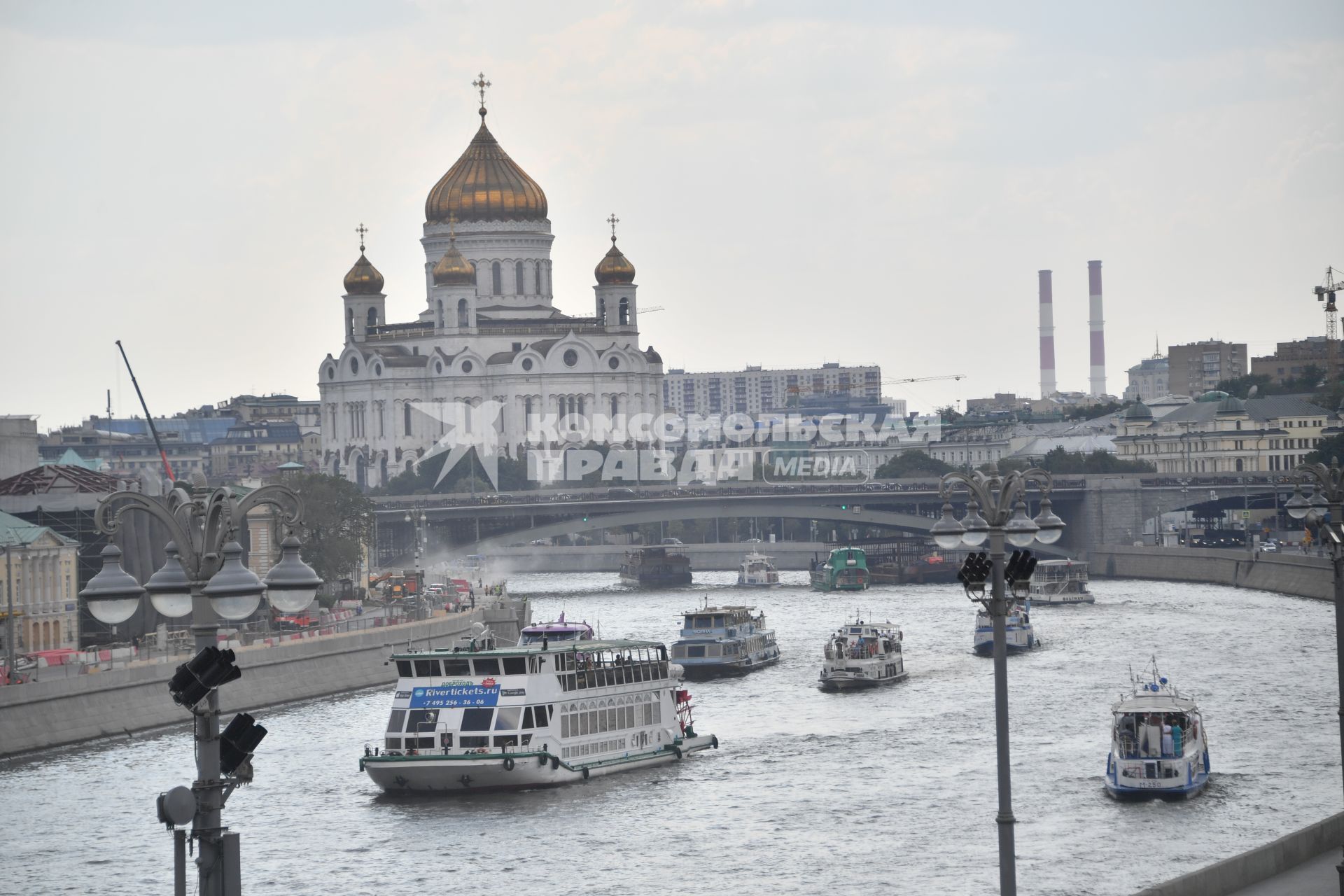 Москва. Прогулочные катера на Москва-реке.