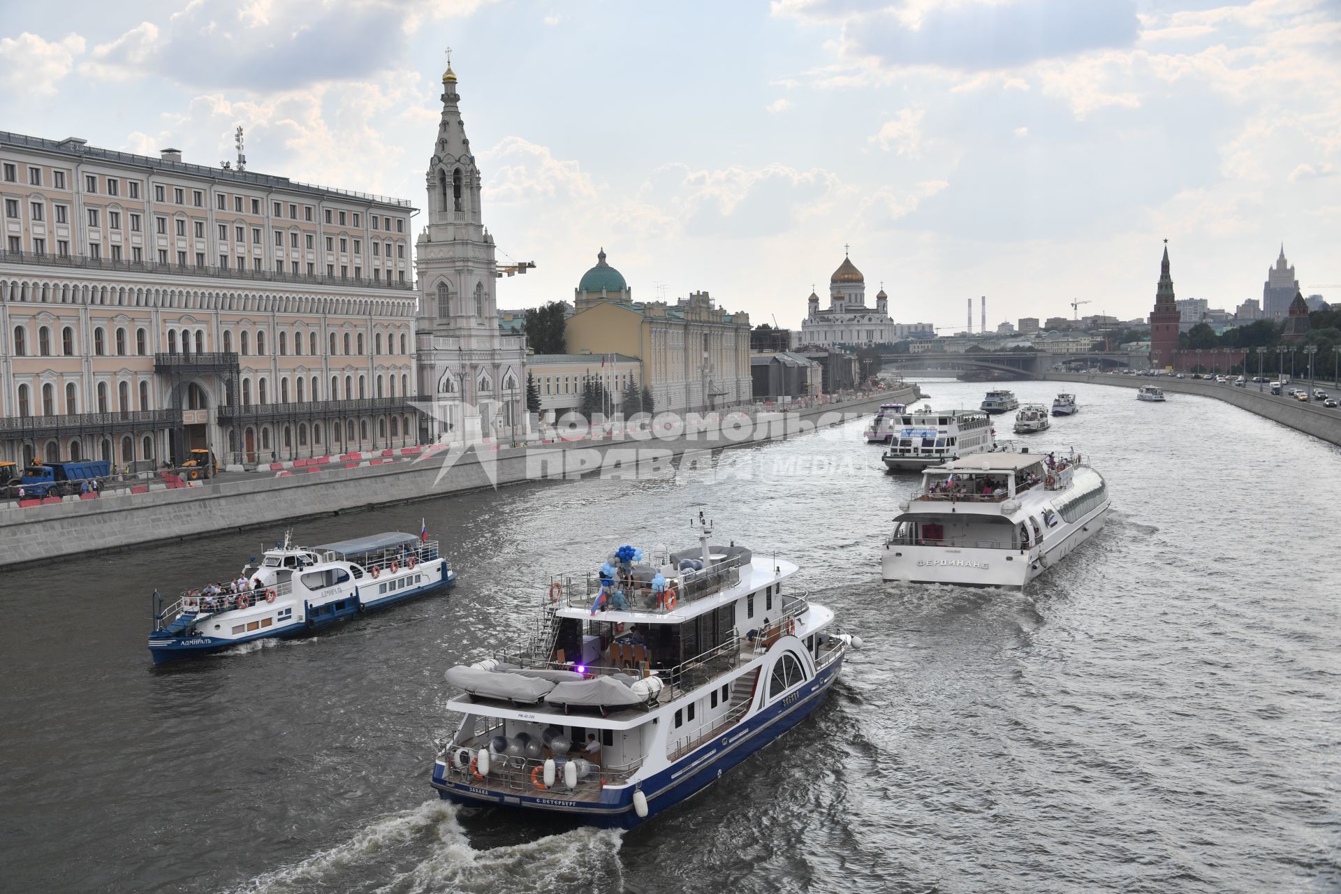 Москва. Прогулочные катера на Москва-реке.