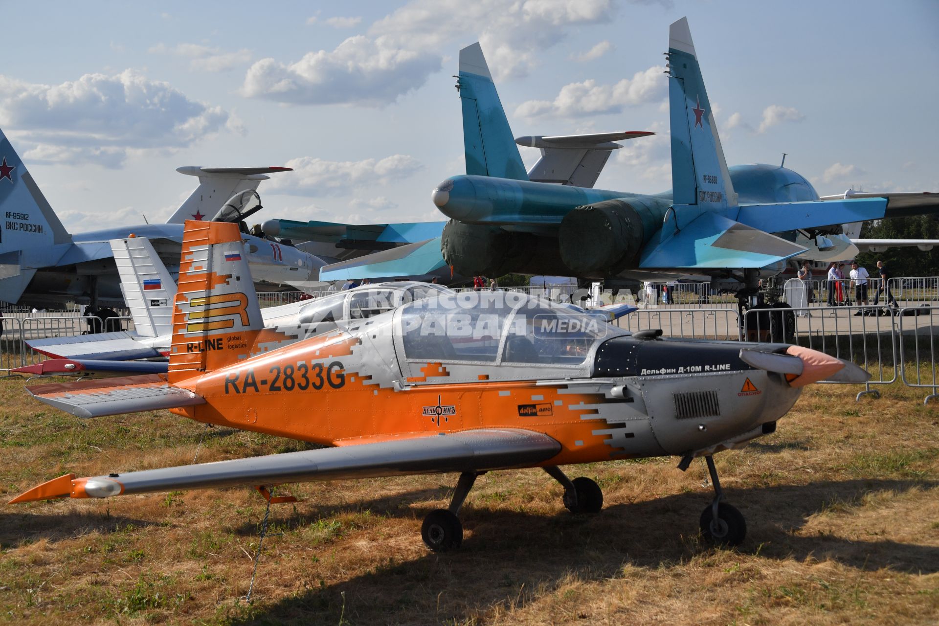 Московская область. Жуковский. 
Самолет `Дельфин-10 М R-Line` (на первом плане) на открытии Международного авиационно-космического салона МАКС-2021.