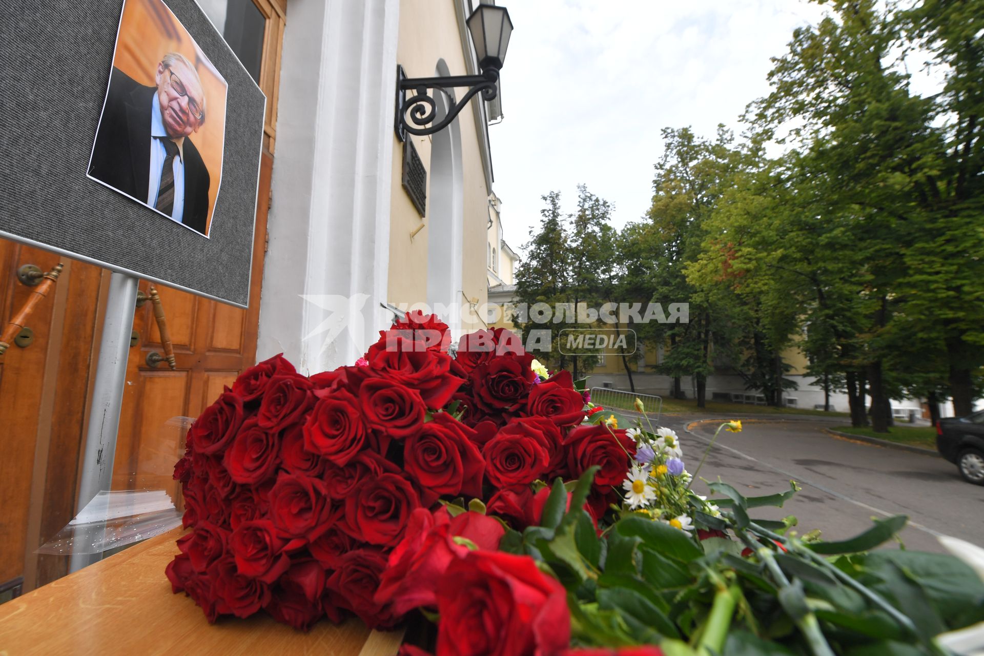 Москва. Цветы в память о президенте факультета журналистики Московского государственного университета (МГУ) имени М. В. Ломоносова Ясене Засурском у входа в здание факультета.