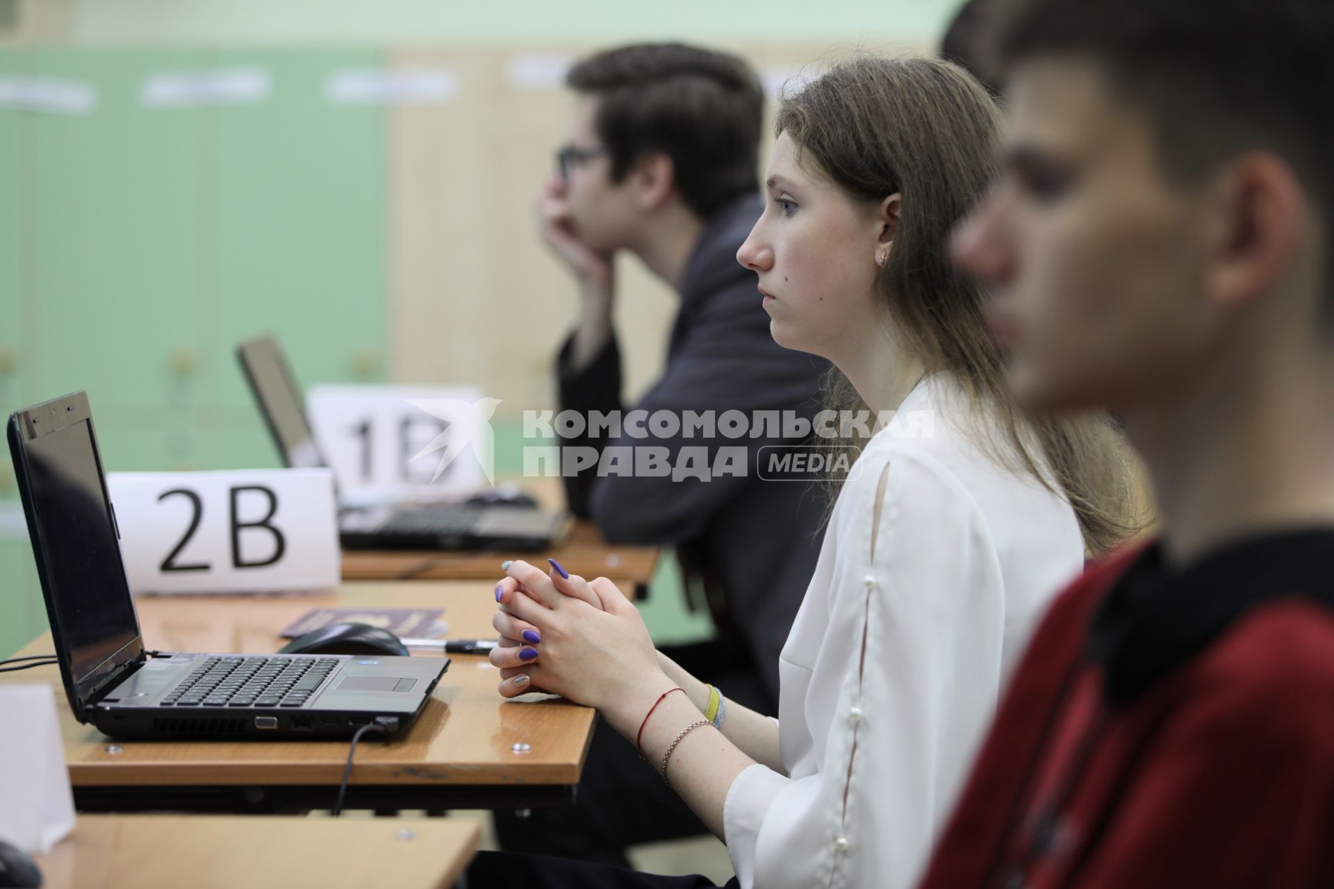 Красноярск. Ученики перед началом единого государственного экзамена (ЕГЭ) по информатике в школе.