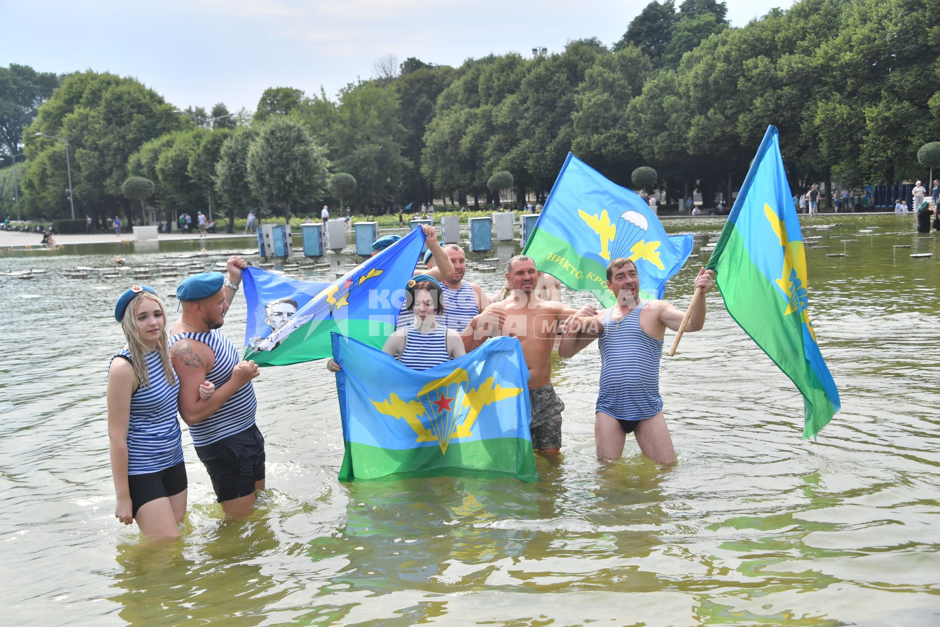 Москва. Десантники во время празднования Дня Воздушно-десантных войск России на ВДНХ.