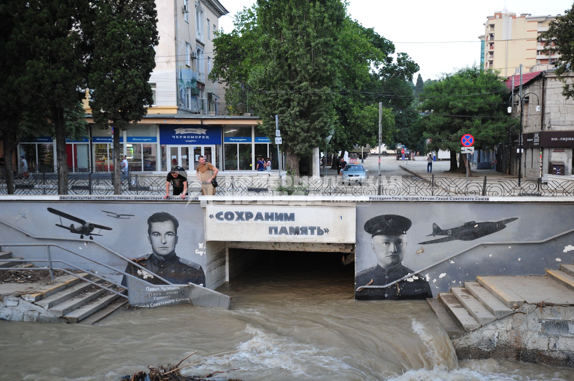 Ялта. Последствия наводнения, произошедшего 18 июня. Затопленный подземный переход.