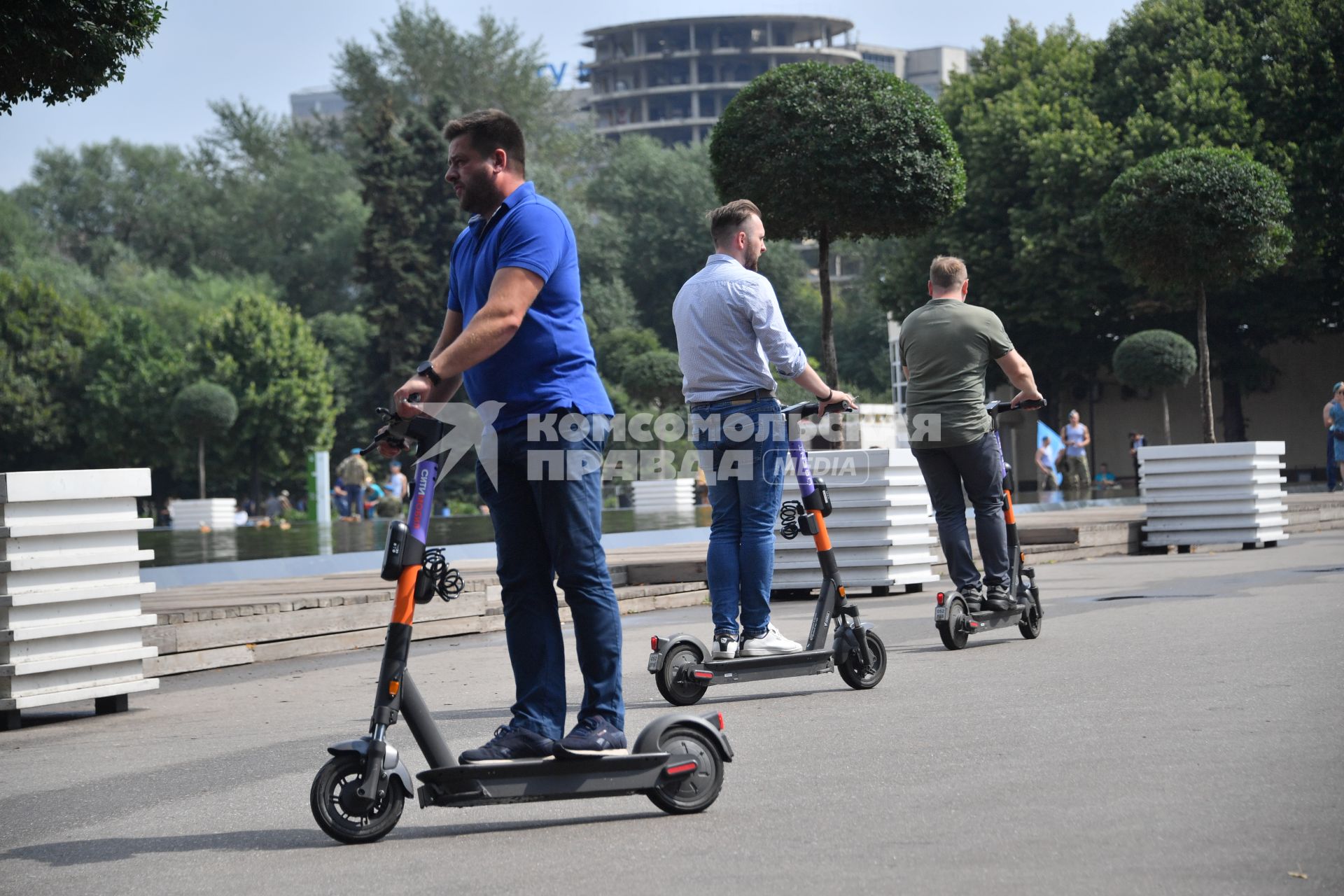 Москва. Горожане катаются на электросамокатах на ВДНХ.