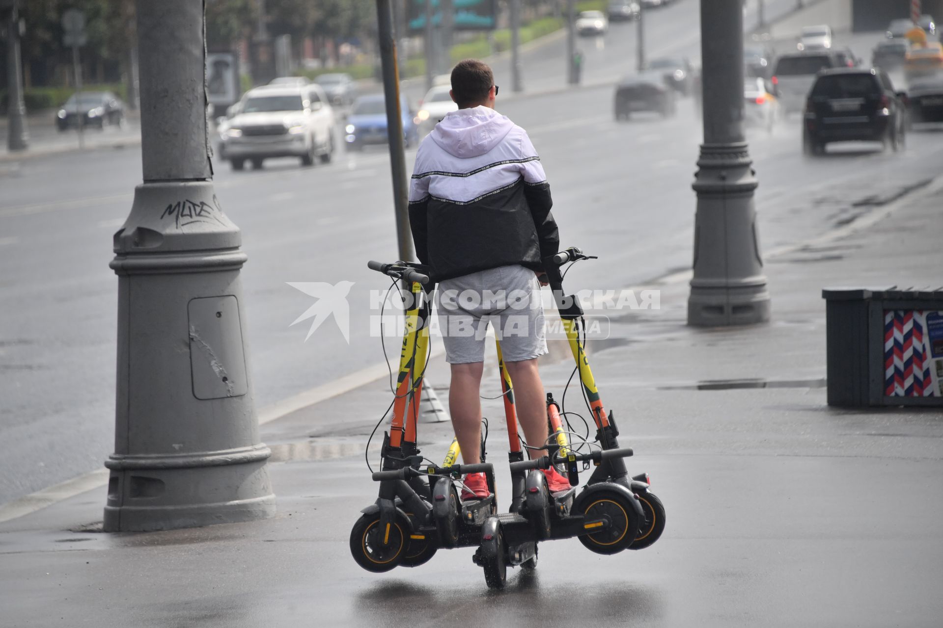 Москва. Мужчина с электросамокатами