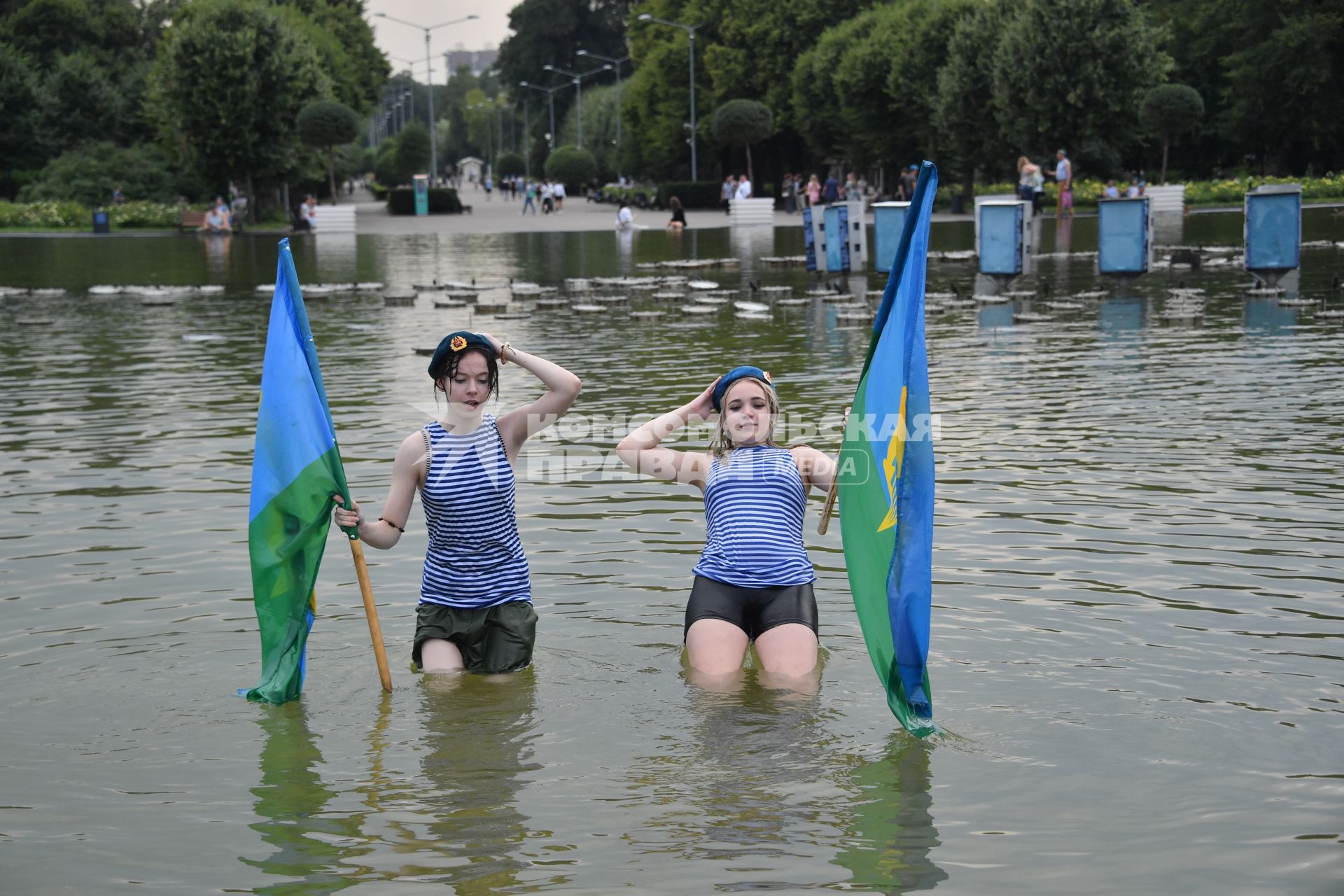 Москва. Девушки купаются в фонтане во время празднования Дня Воздушно-десантных войск России на ВДНХ.