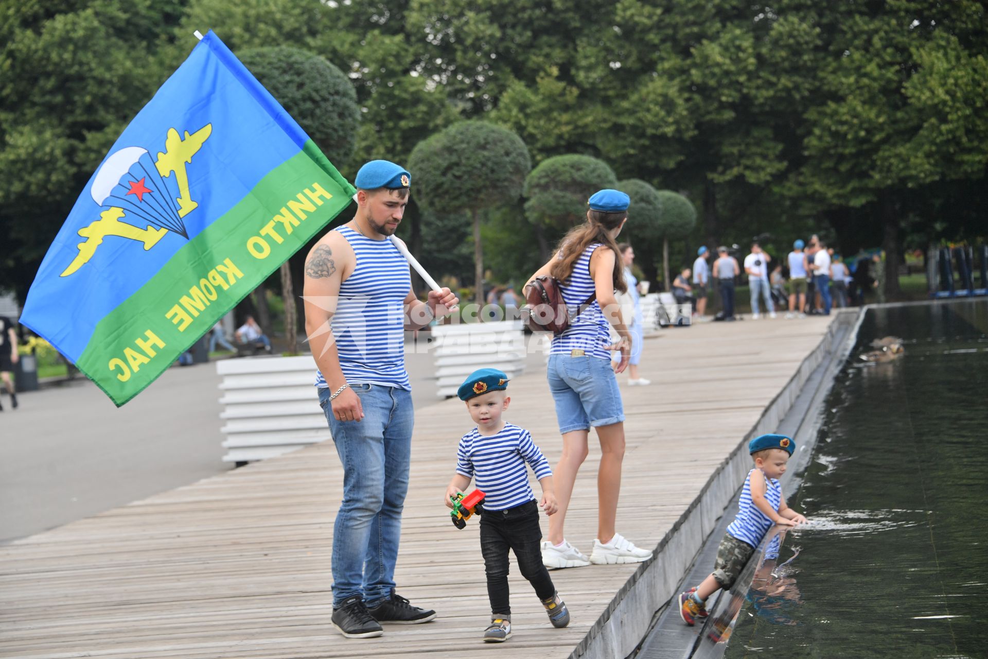 Москва. Мужчина с детьми во время празднования Дня Воздушно-десантных войск России на ВДНХ.