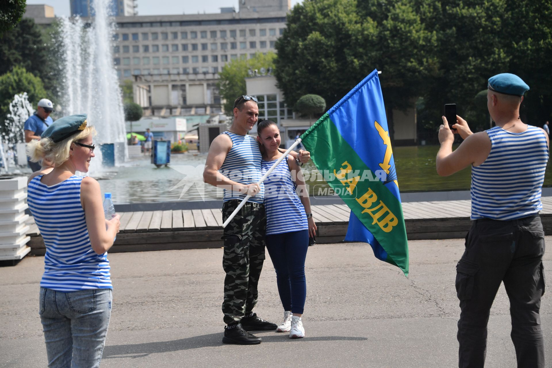 Москва. Десантники во время празднования Дня Воздушно-десантных войск России на ВДНХ.