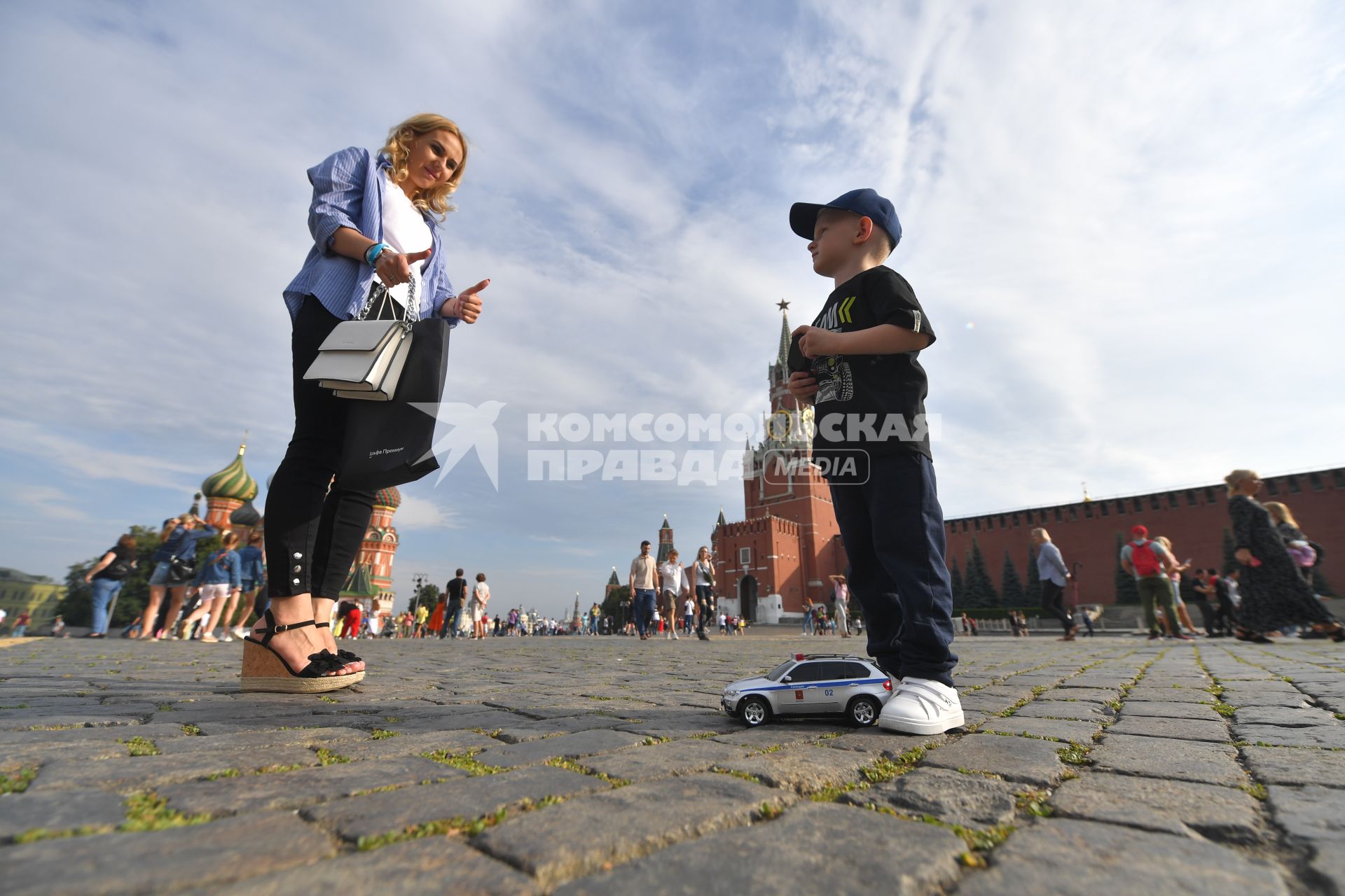 Москва. Женщина с мальчиком на Красной площади.