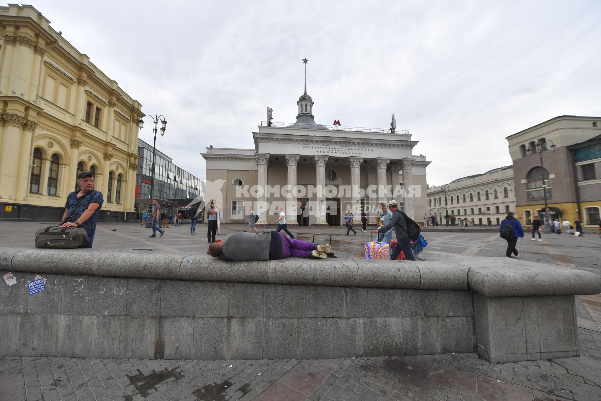 Москва. Прохожие у станции метро Комсомольская.