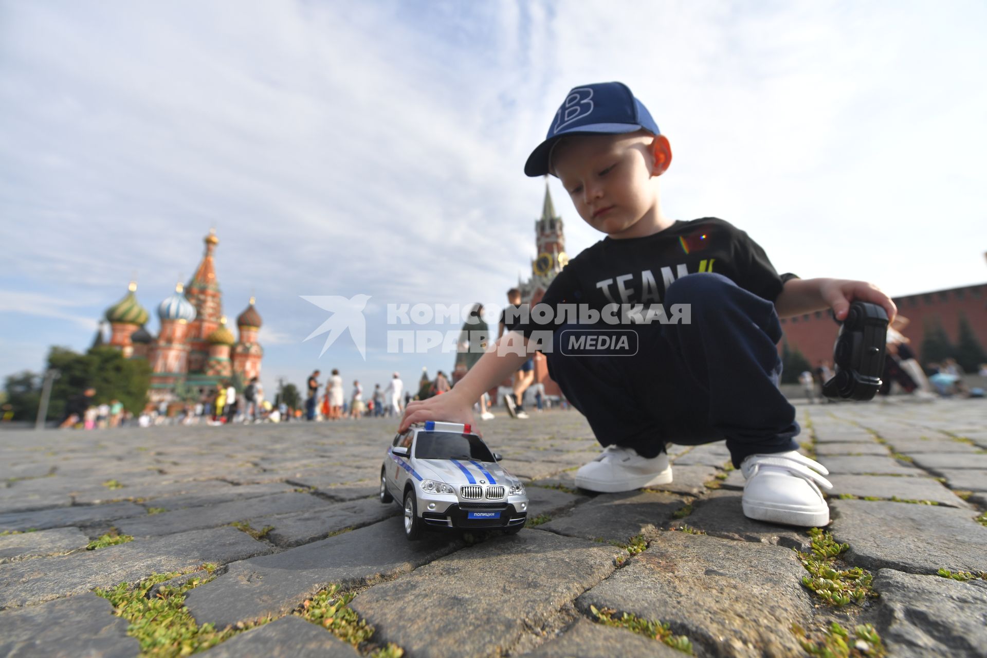 Москва. Мальчик с игрушечной машинкой на Красной площади.