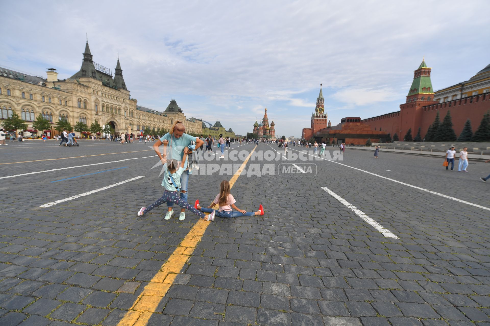 Москва. Женщина с детьми на Красной площади.