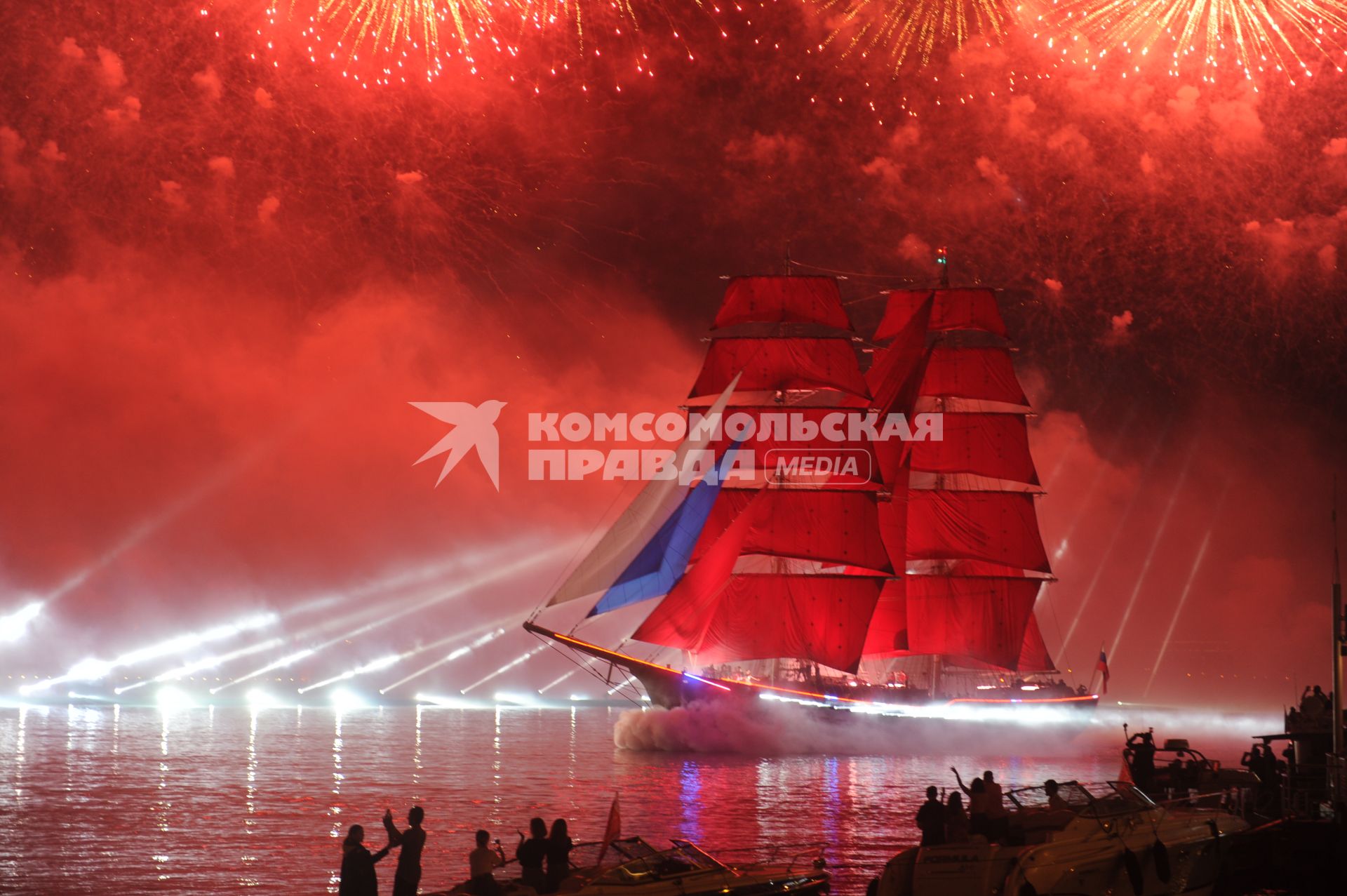 Санкт-Петербург. Салют над бригом `Россия` во время праздника выпускников школ `Алые паруса`.