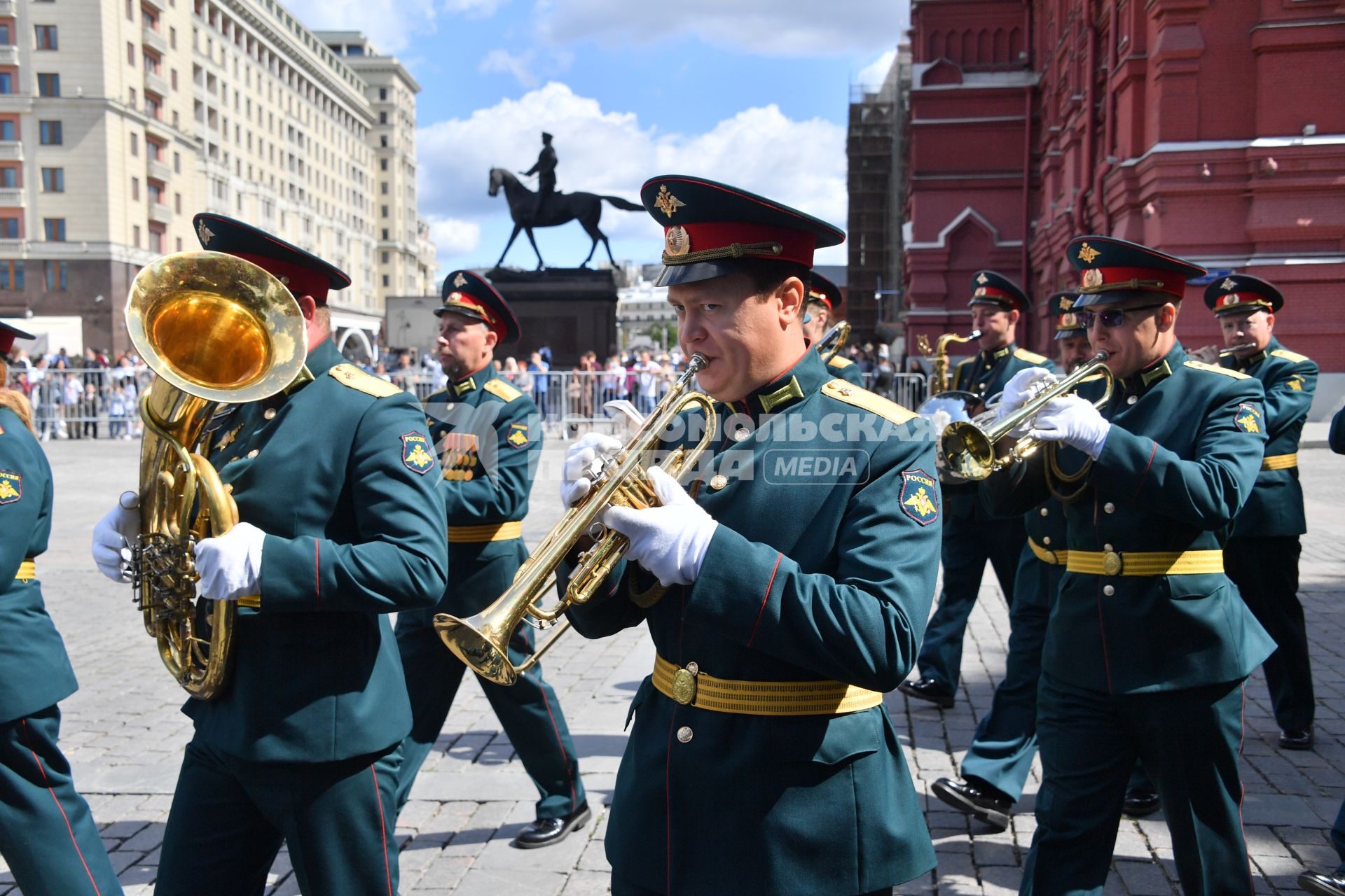 Москва. Военный оркестр во время торжественной церемонии вручения дипломов и нагрудных знаков выпускникам Московского высшего общевойскового командного училища.