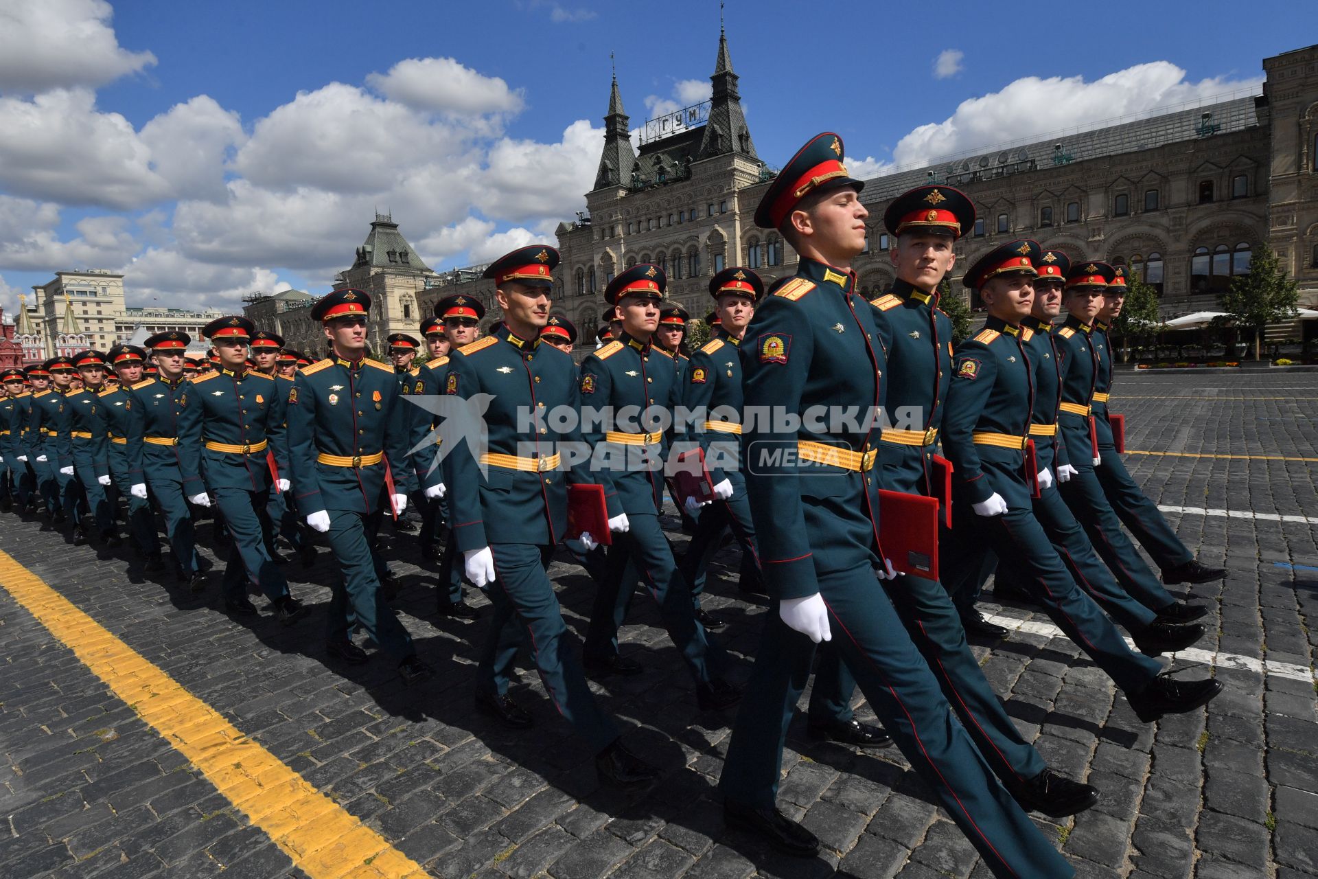 Москва. Выпускники Московского высшего общевойскового командного училища после торжественной церемонии вручения дипломов и нагрудных знаков об окончании училища на Красной площади.