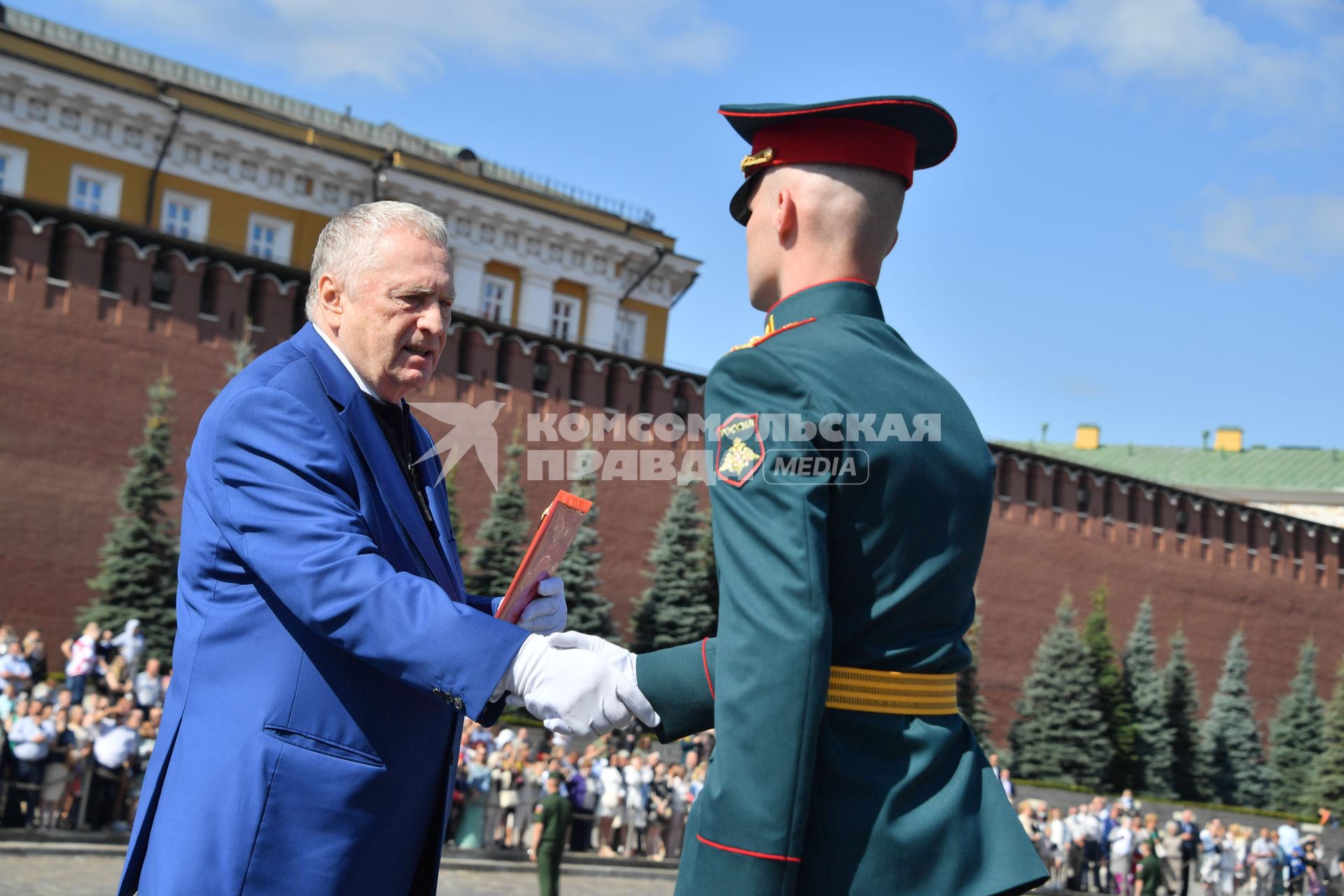 Москва. Руководитель фракции`Либерально-демократическая партия России` (ЛДПР) в Государственной Думе РФ Владимир Жириновский во время торжественной церемонии вручения дипломов и нагрудных знаков об окончании выпускникам Московского высшего общевойскового командного училища на Красной площади.