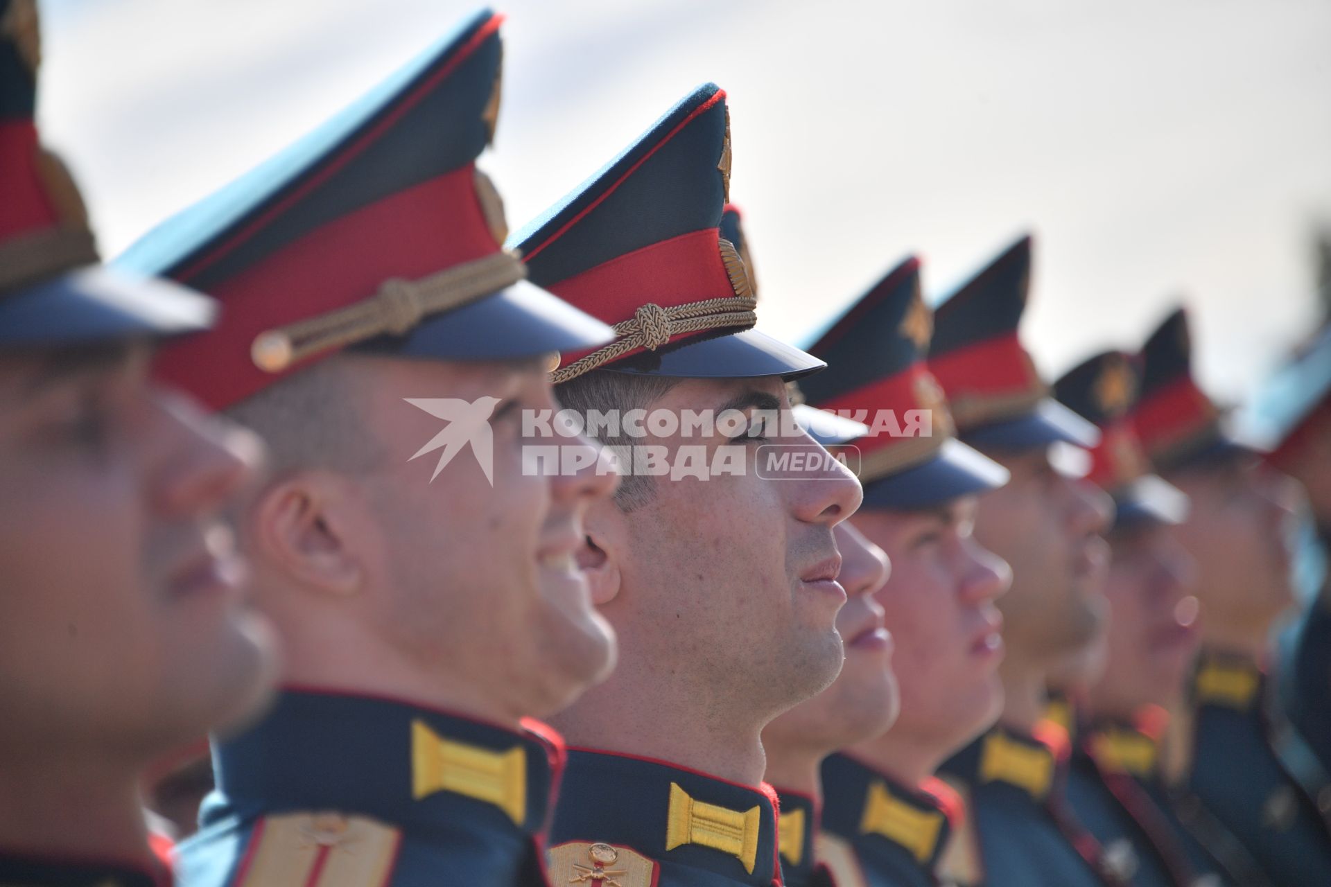 Москва. Выпускники Московского высшего общевойскового командного училища перед началом торжественной церемонии вручения дипломов и нагрудных знаков об окончании училища на Красной площади.