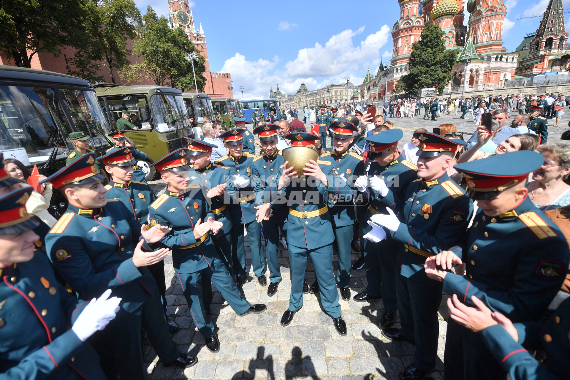 Москва. Выпускники Московского высшего общевойскового командного училища после торжественной церемонии вручения дипломов и нагрудных знаков об окончании училища на Красной площади.