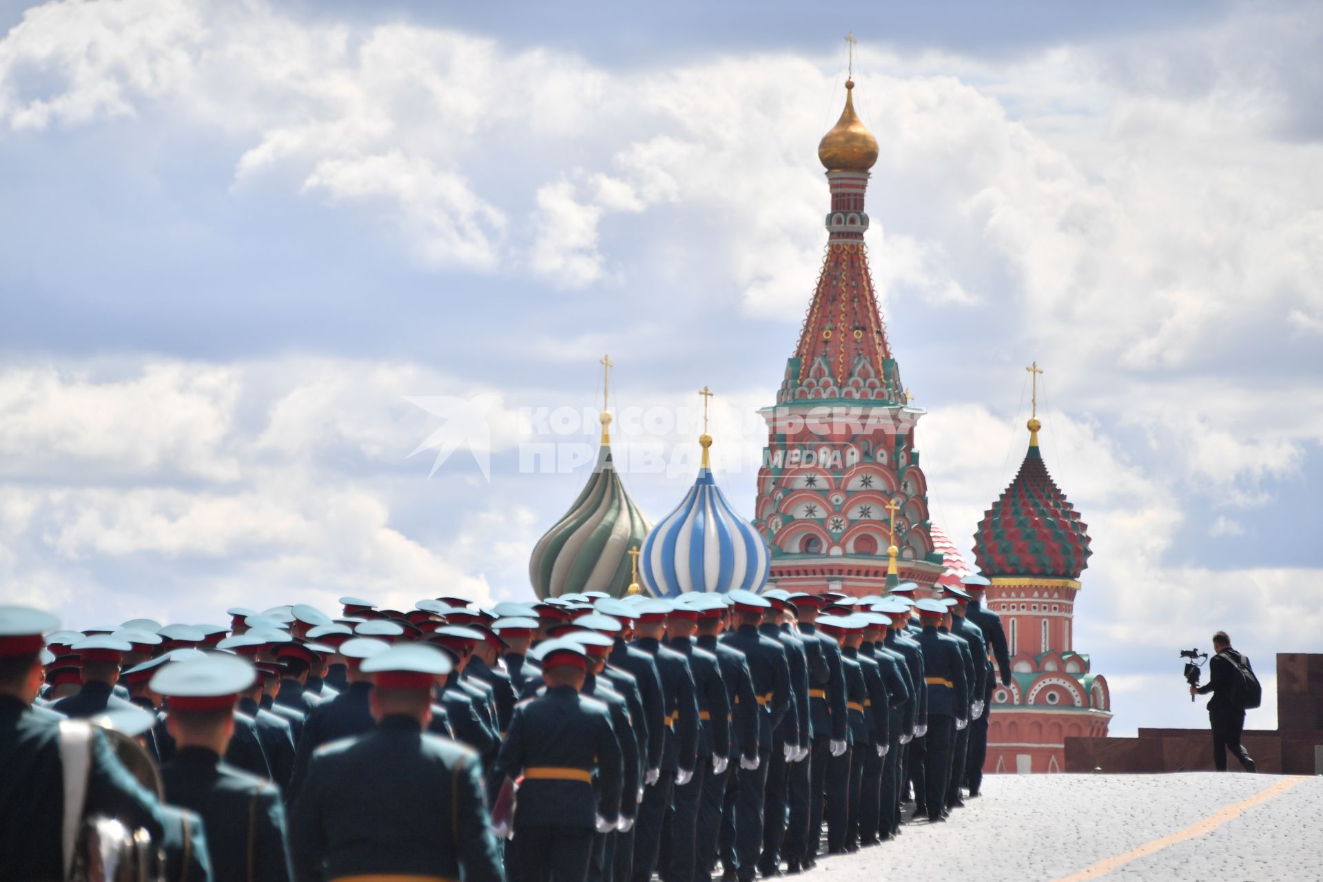 Москва. Выпускники Московского высшего общевойскового командного училища во время торжественной церемонии вручения дипломов и нагрудных знаков об окончании училища на Красной площади.